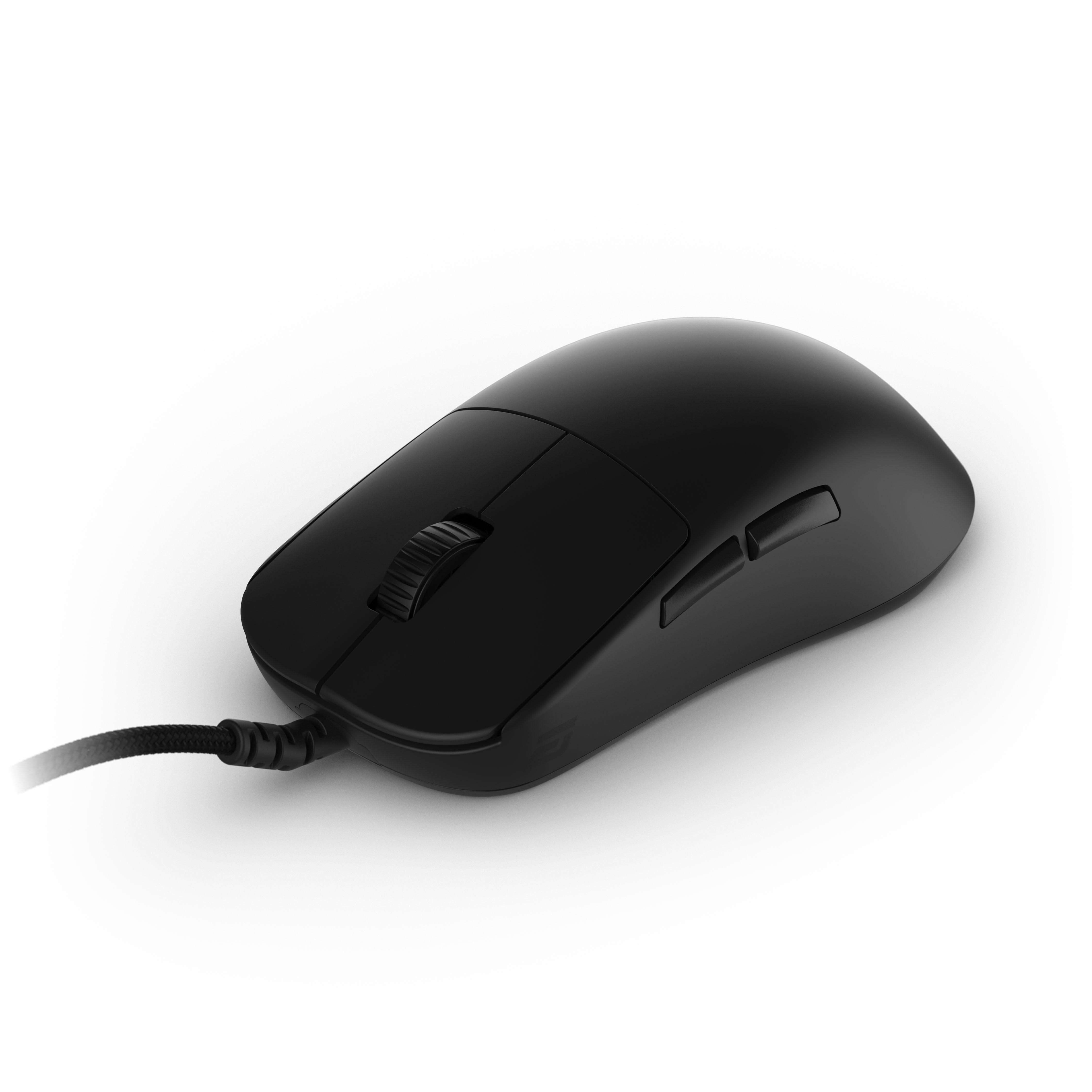Eine schwarze kabelgebundene Computermaus auf weißem Hintergrund mit Scrollrad und Seitentasten.