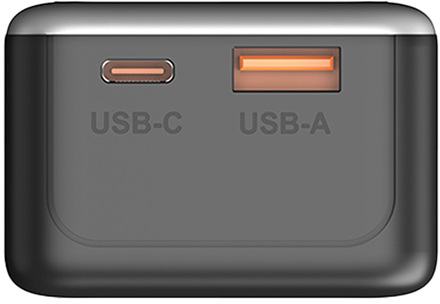 Fekete USB töltő egy USB-C és egy USB-A porttal.