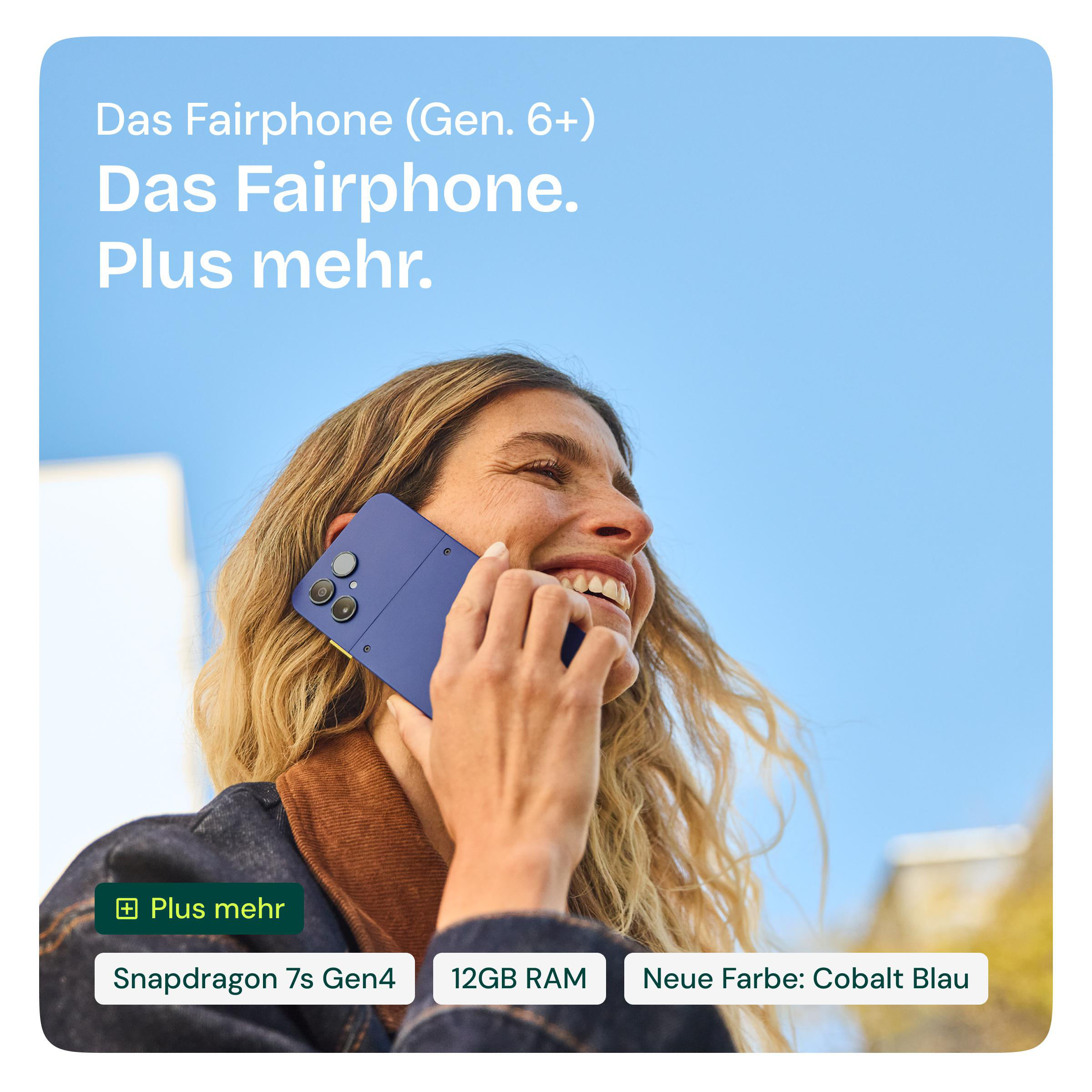 Eine lächelnde Frau telefoniert mit einem blauen Fairphone vor blauem Himmel. Werbetext zeigt Spezifikationen.