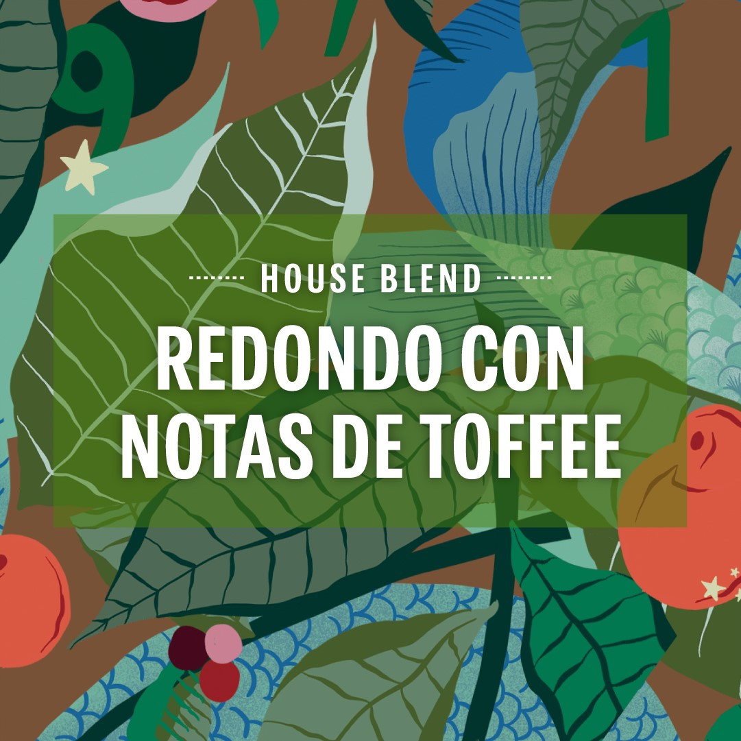 Empaque de café de la casa con hojas verdes y texto rojo.