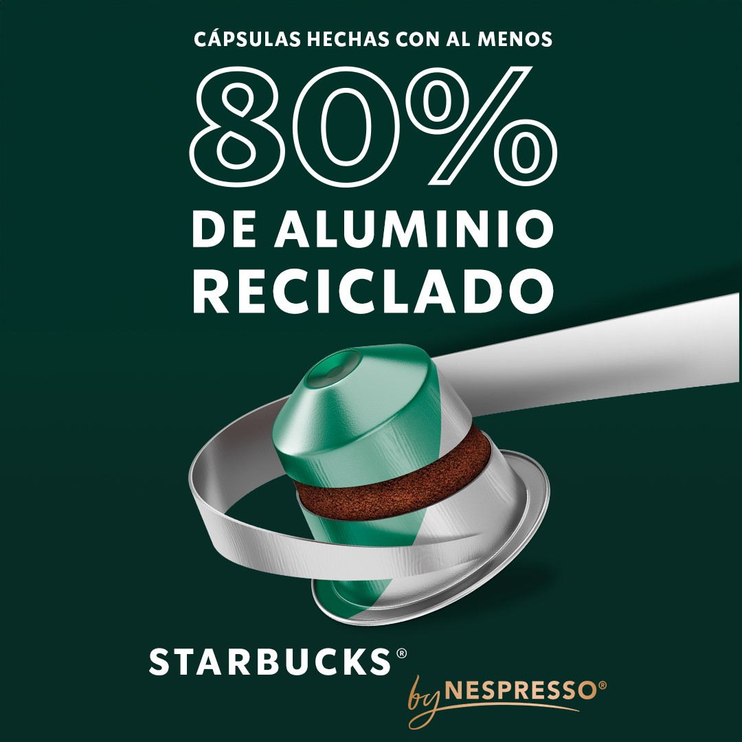 Cápsula de café de aluminio reciclado envuelta en una cinta metálica sobre fondo verde oscuro.