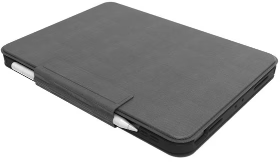 Un étui de tablette gris fermé avec un stylet intégré sur fond blanc.
