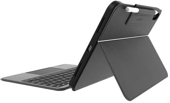 Tablette noire dans un étui de protection avec clavier intégré et porte-stylet sur fond blanc.