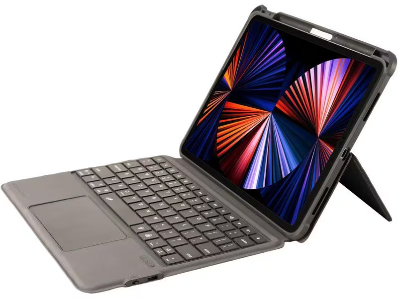 Une tablette grise dans un étui de protection avec clavier intégré et écran coloré sur fond clair.