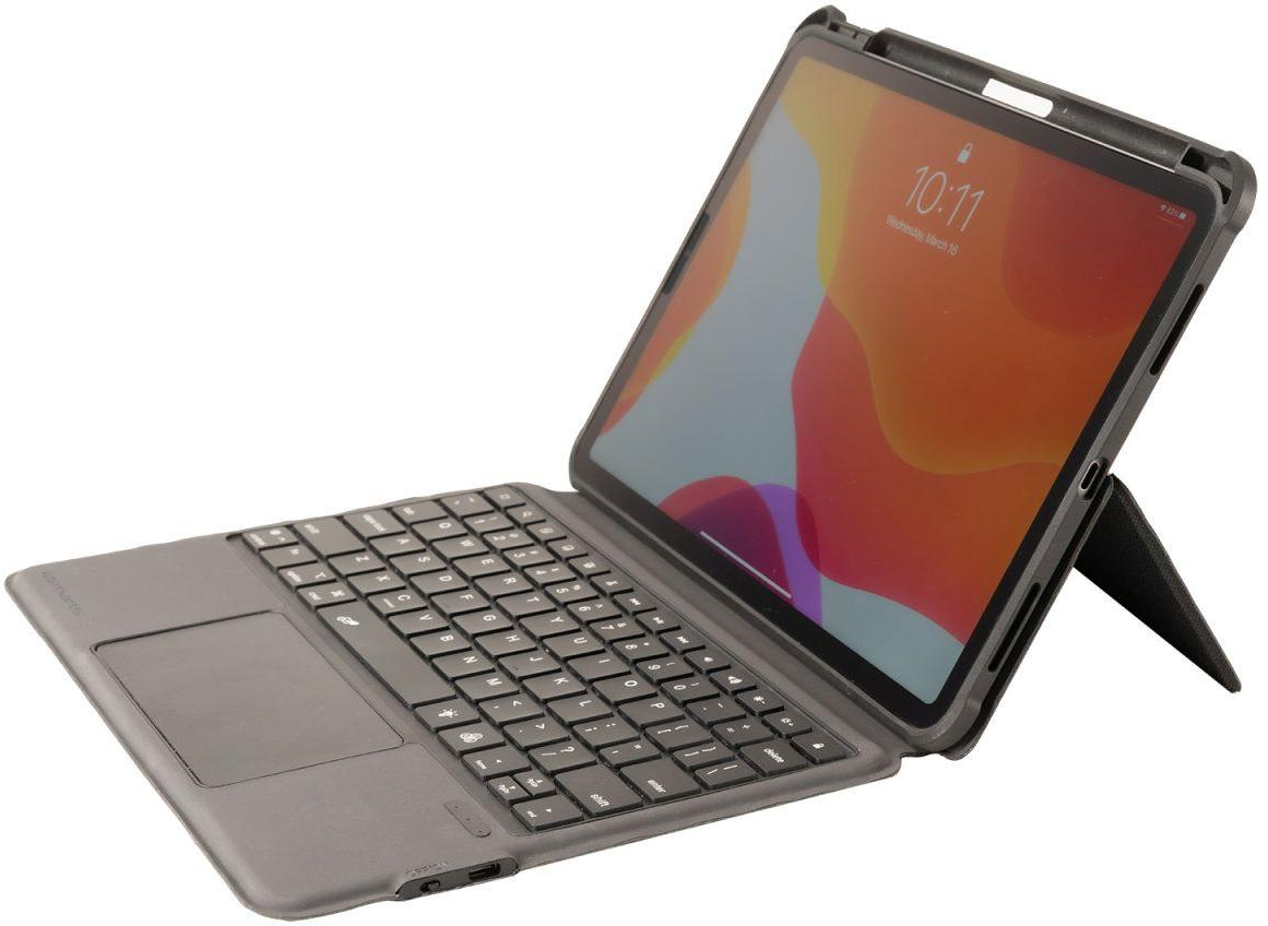 Tablette dans un étui de protection avec clavier intégré et pavé tactile sur fond blanc.