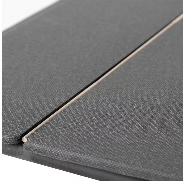 Surface en tissu gris foncé avec une fine bande de séparation argentée.
