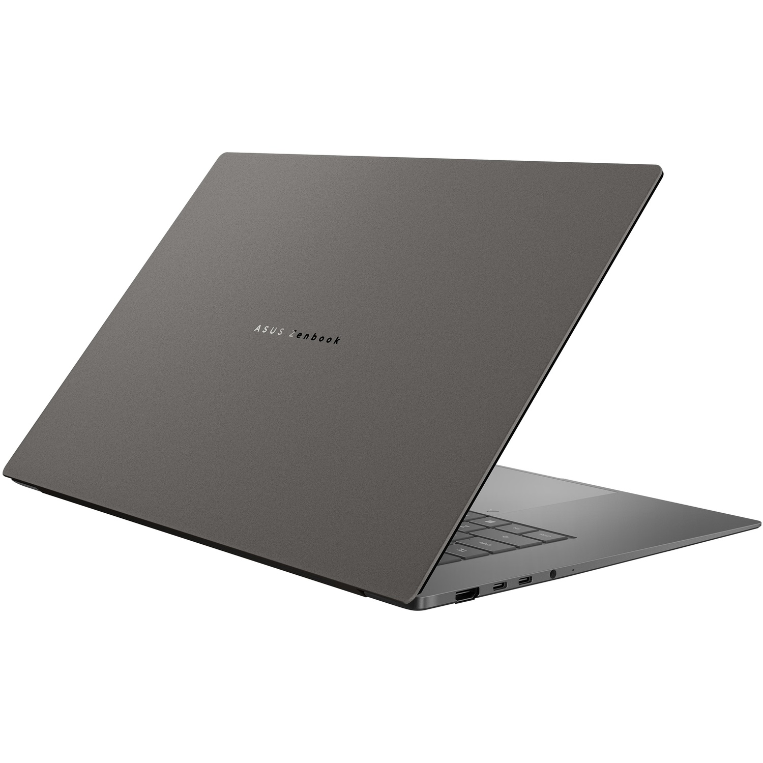 Een grijze Asus Zenbook laptop wordt licht geopend weergegeven op een wit oppervlak.