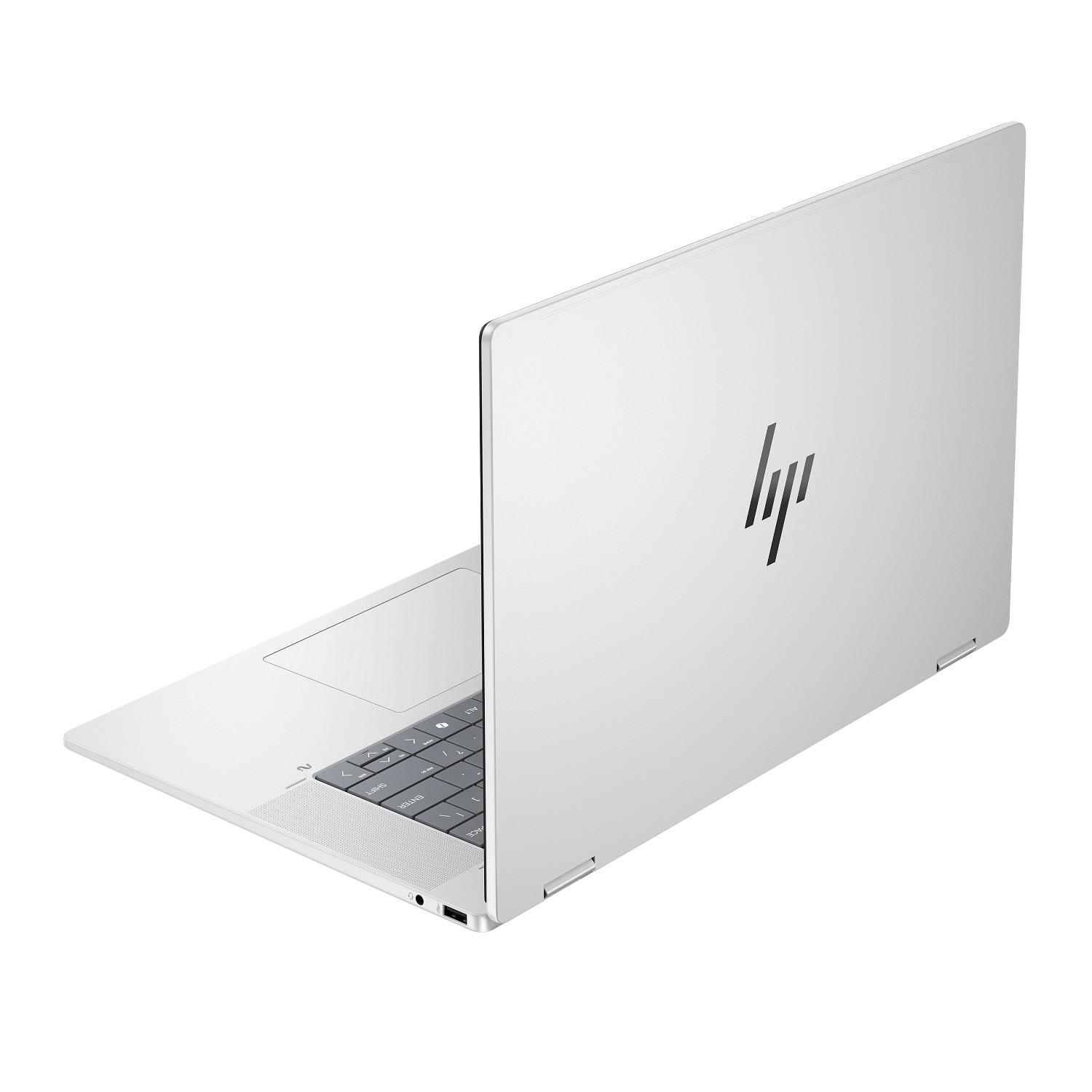 Un portátil plateado con el logotipo de HP está ligeramente abierto sobre fondo blanco.