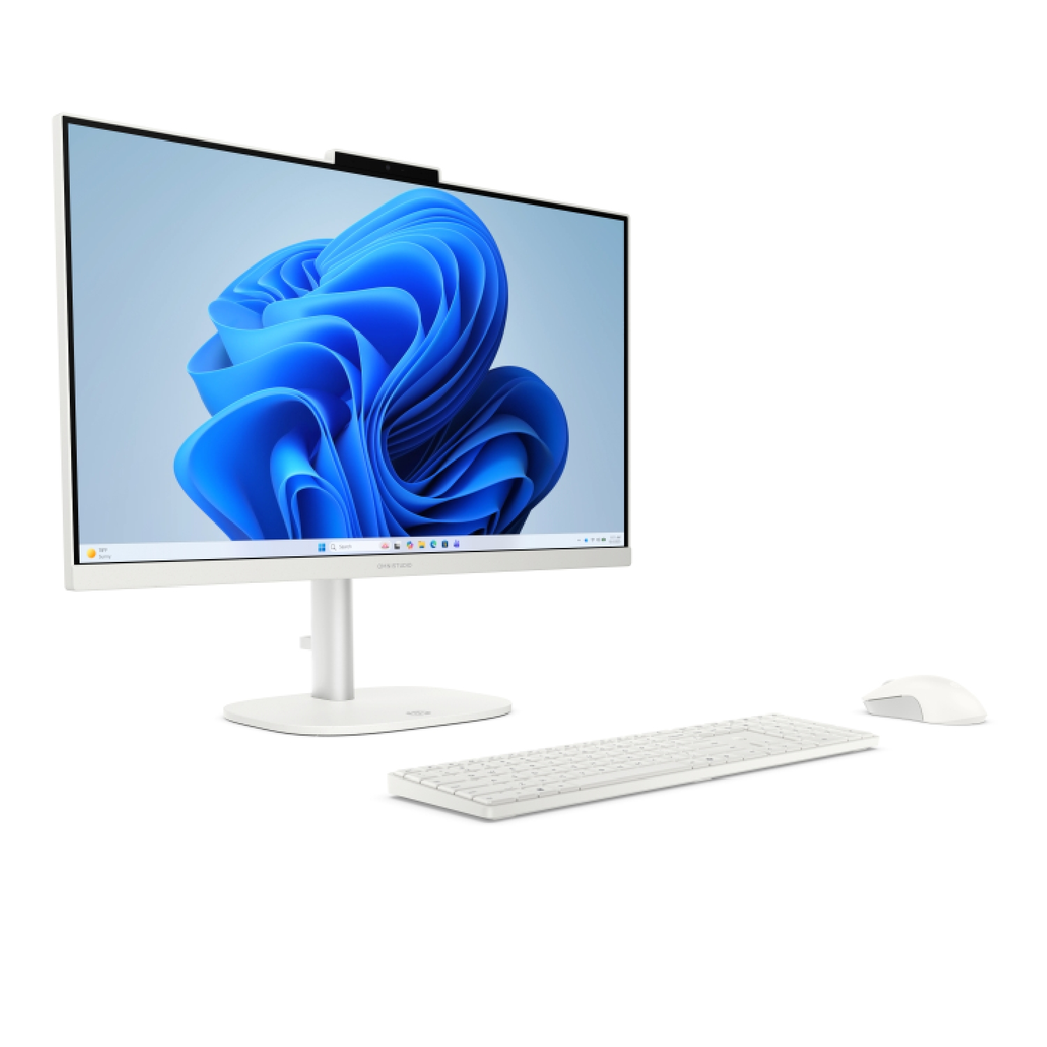 Una computadora todo en uno blanca se encuentra con un teclado y un ratón a juego sobre un fondo blanco.