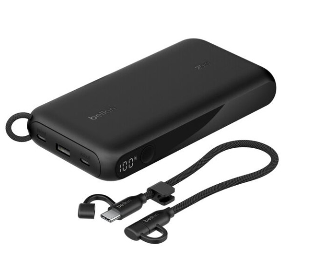 Dijital ekranlı ve USB kablolu siyah Belkin taşınabilir şarj cihazı.