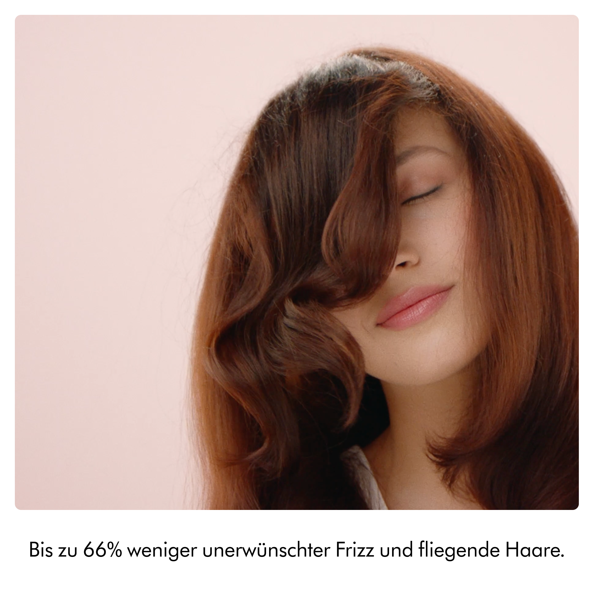 Eine Frau mit glänzendem, gewelltem braunen Haar schließt die Augen gegen einen rosafarbenen Hintergrund.
