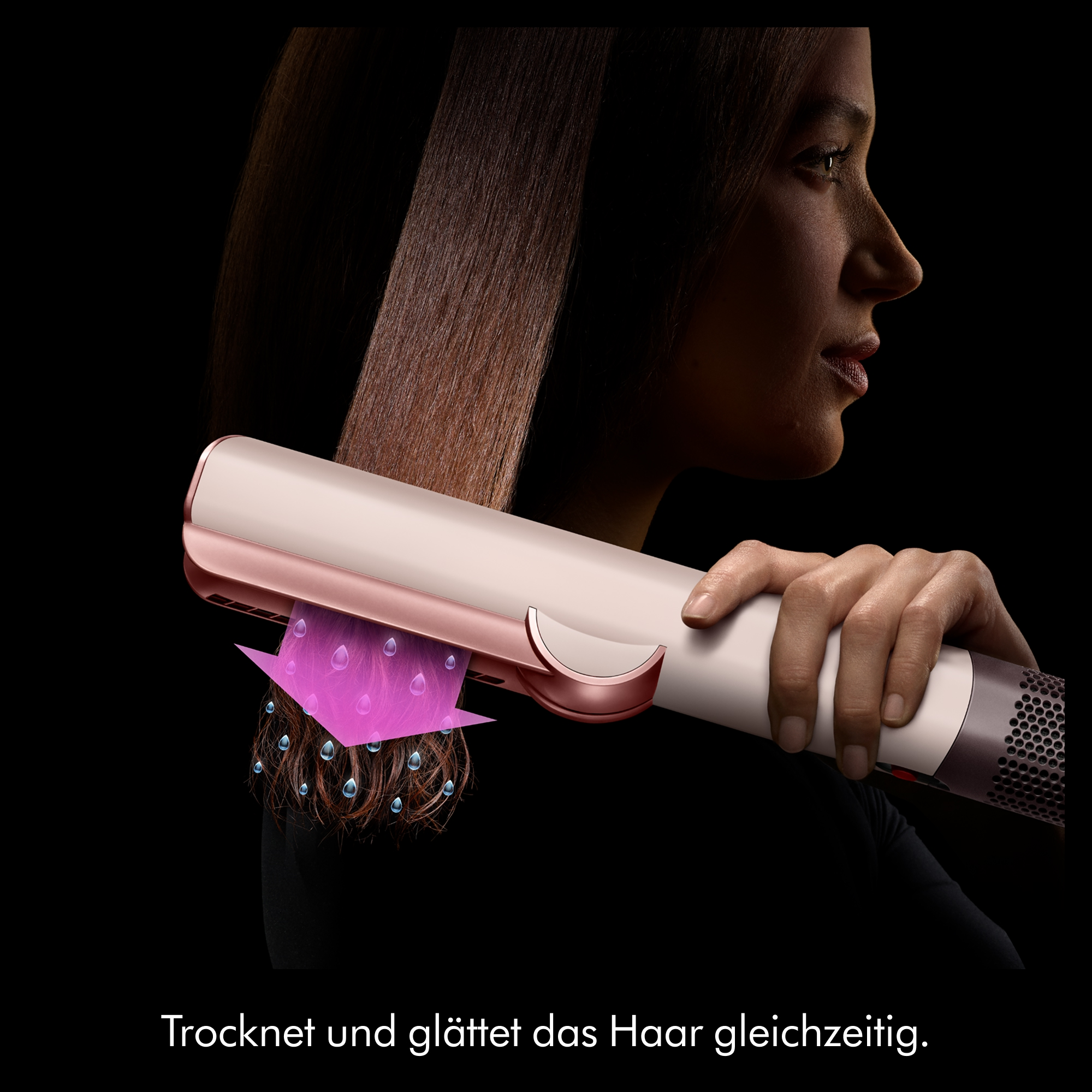 Eine Frau nutzt einen rosafarbenen Haarglätter, der nasses Haar gleichzeitig trocknet und glättet.