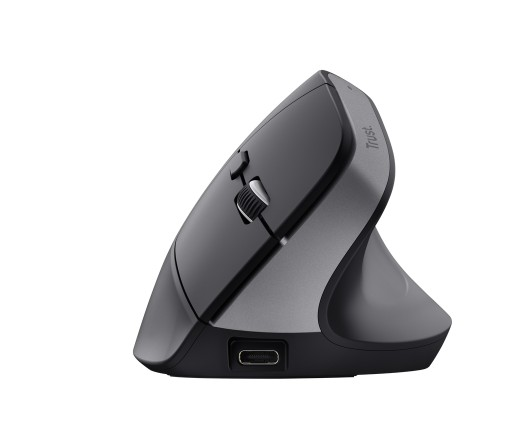 Beyaz arka planda kaydırma tekerleği, düğmeleri ve USB-C bağlantı noktası olan koyu gri dikey ergonomik fare.