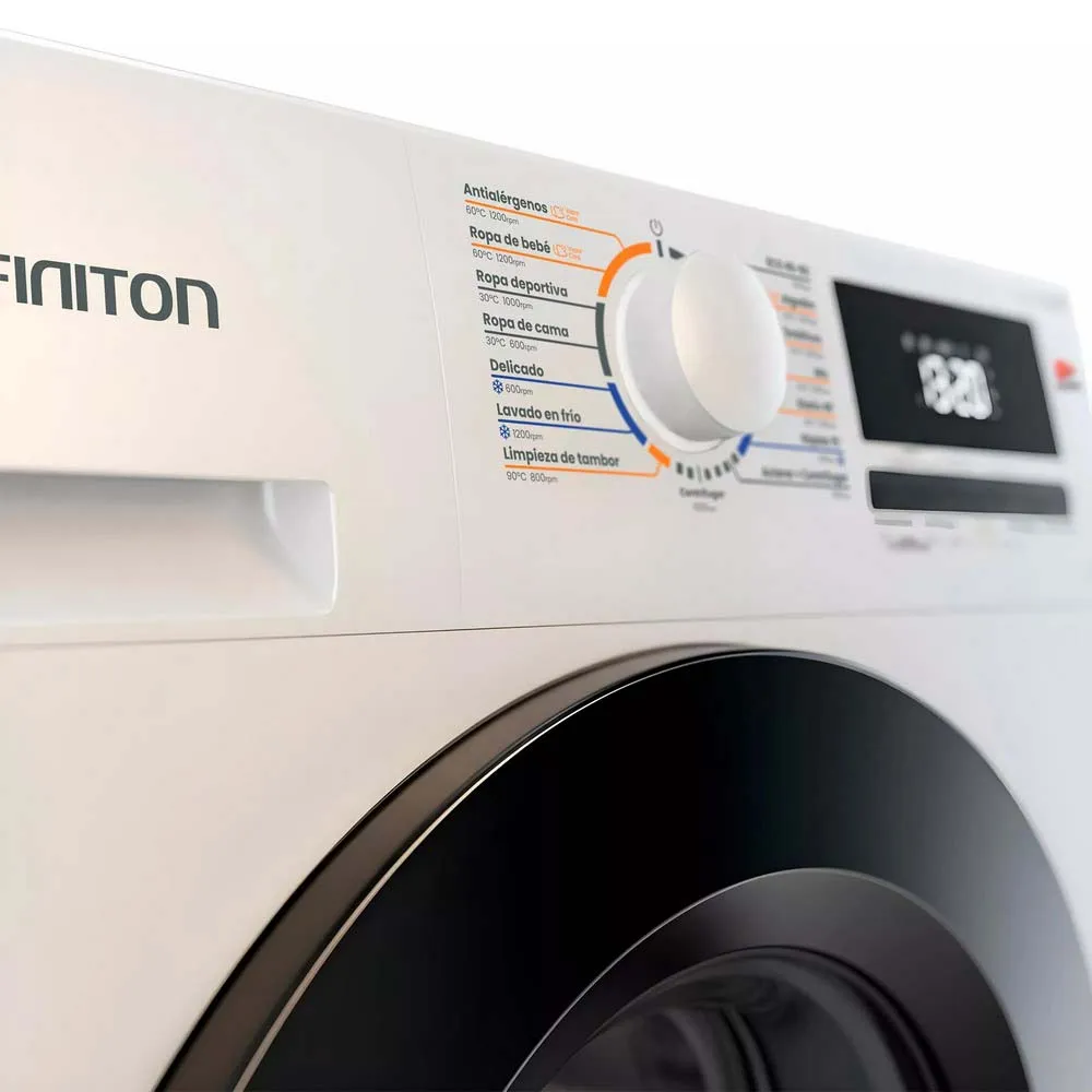 Primer plano de una lavadora blanca con selector giratorio, pantalla digital y etiquetas en español.
