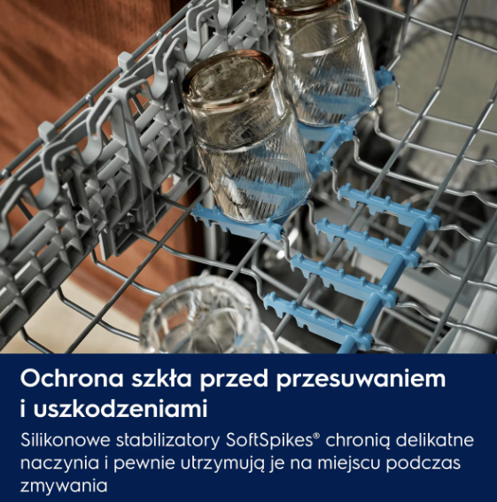 Szklanki zabezpieczone w zmywarce niebieskimi stabilizatorami.