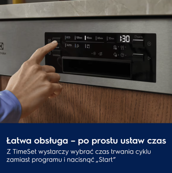 Ręka wciska przycisk na cyfrowym panelu sterowania zmywarki.