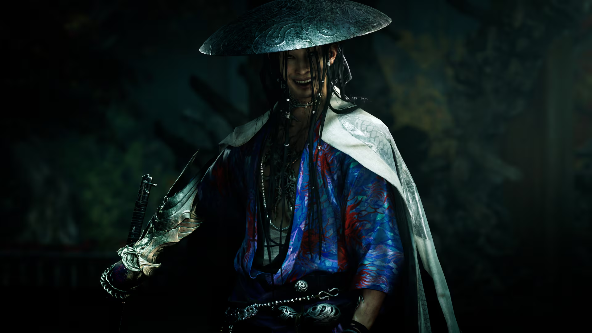 Un guerrier asiatique au grand chapeau, kimono coloré, cape blanche et armure de bras sourit.