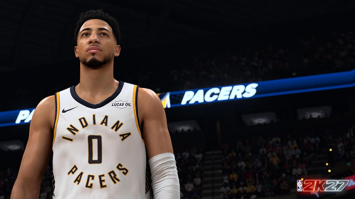 Un giocatore di basket con la maglia bianca dei Pacers numero 0 in un'arena illuminata.
