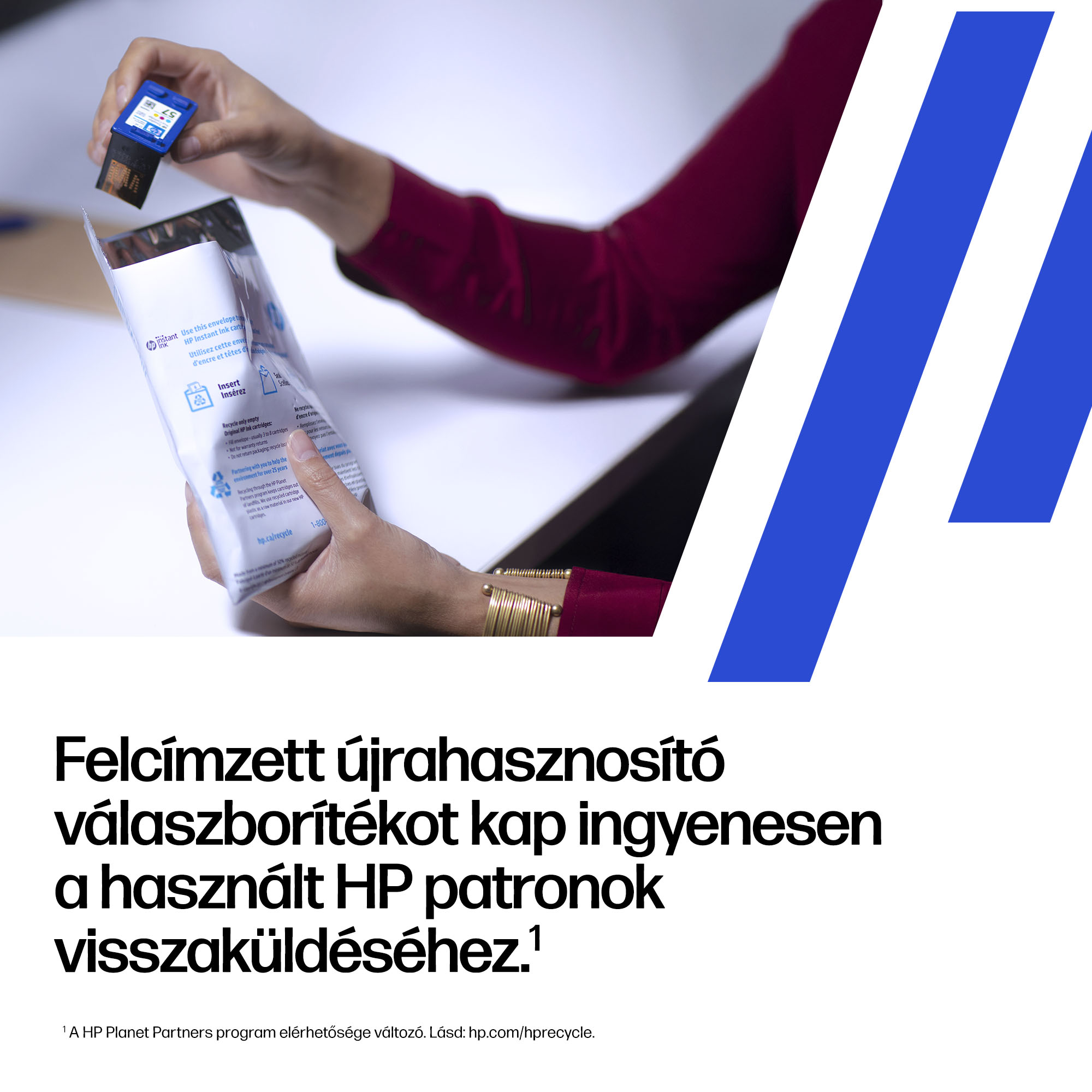 Egy piros inges ember egy használt kék patron tesz egy visszaküldő borítékba.
