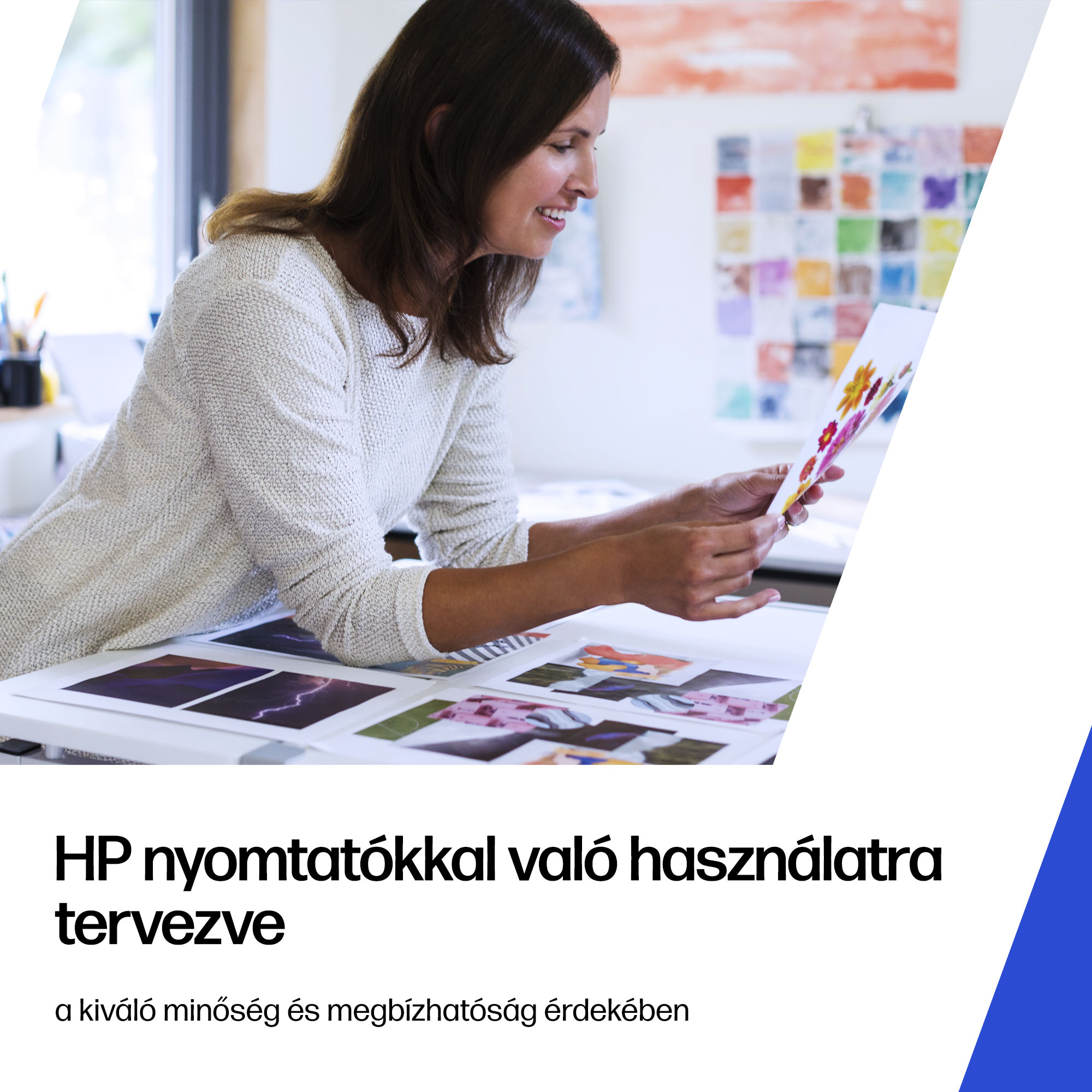 Egy fehér pulóveres nő nyomtatott fotókat vizsgál egy világos asztalnál.