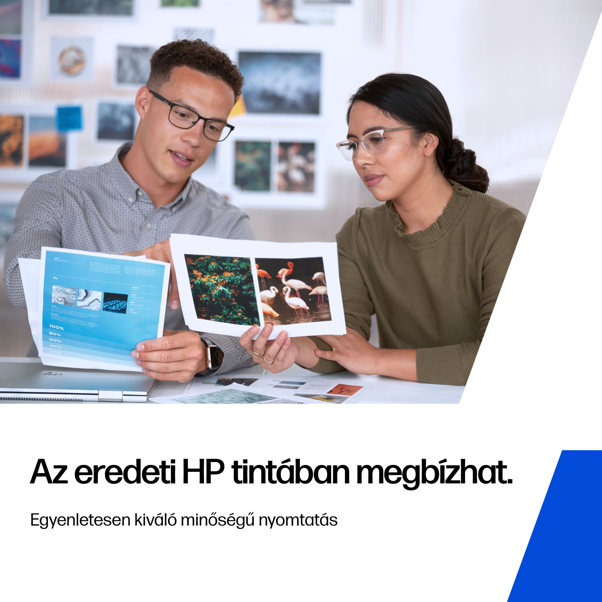 Két ember ül egy irodai asztalnál, és együtt nézi át a nyomtatott színes fotókat és dokumentumokat.