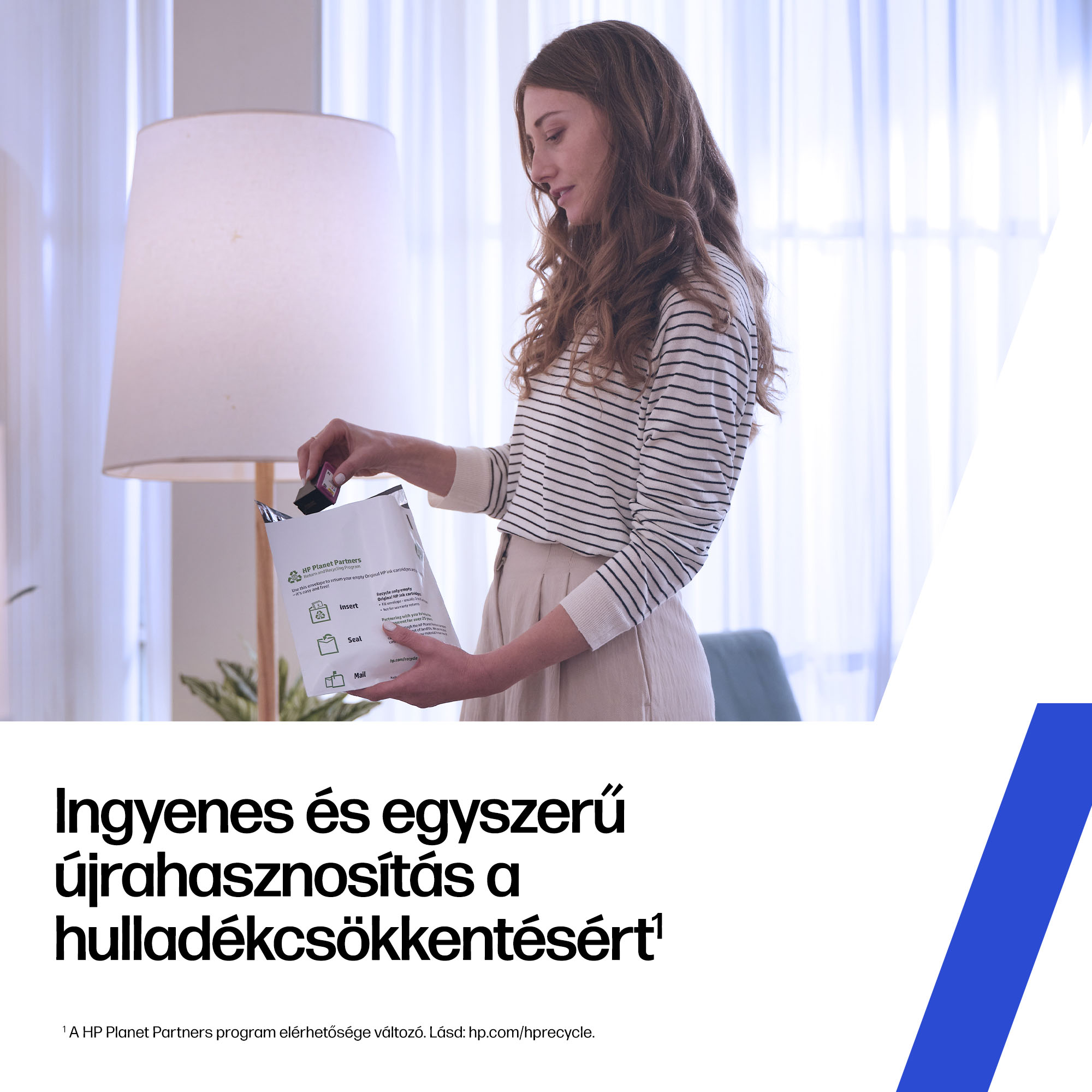 Egy mosolygó nő üres tintapatront tesz egy újrahasznosítási borítékba.