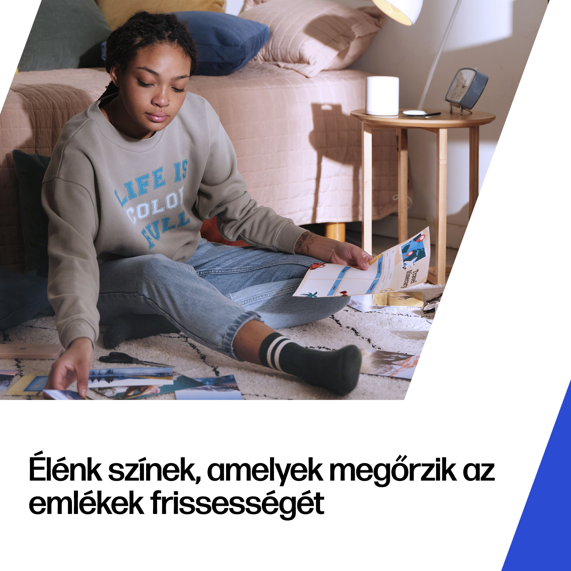 Fiatal nő ül a padlón, fotókat és utazási útvonalakat válogat a hálószobájában.