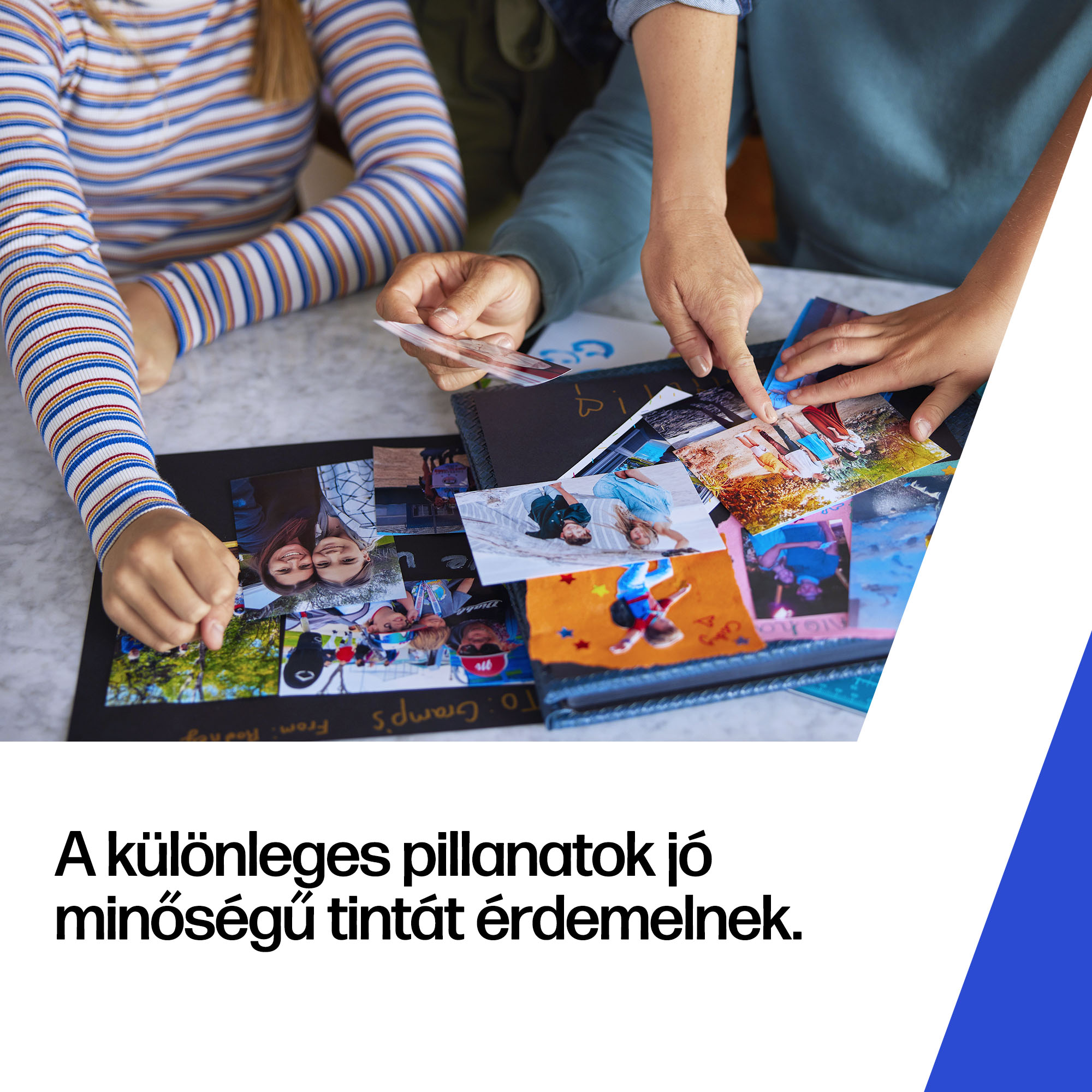 Emberek együtt rendezgetik és nézegetik a fotókat egy asztalon.