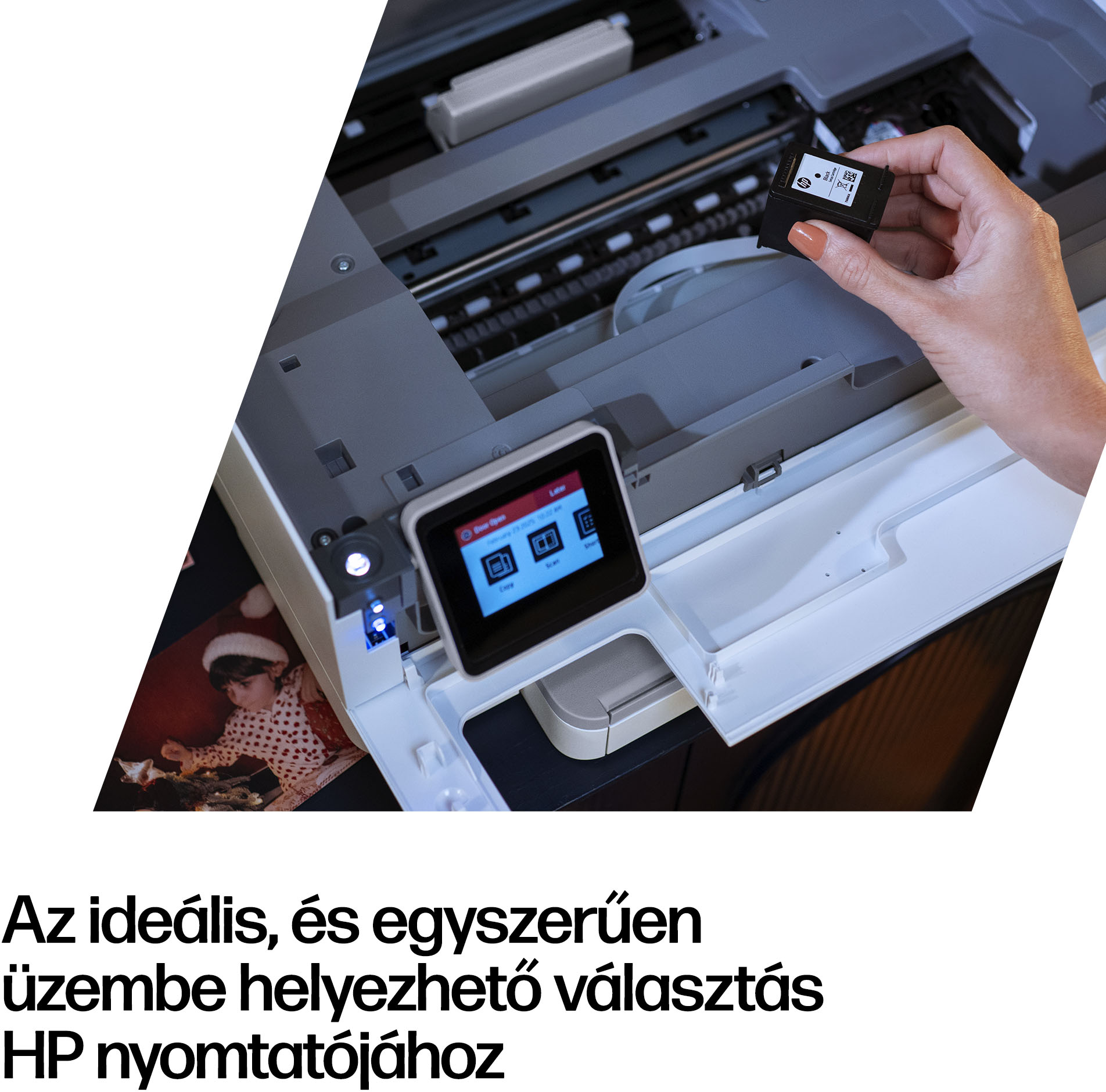 Egy kéz fekete tintapatront helyez be egy színes kijelzős HP nyomtatóba.