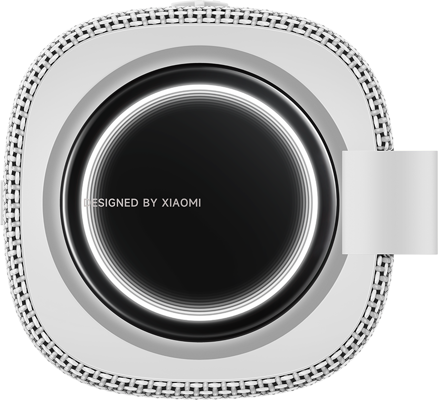 Kerek, fehér Xiaomi hangszóró felülnézete, szőtt szegéllyel és Designed by Xiaomi felirattal.