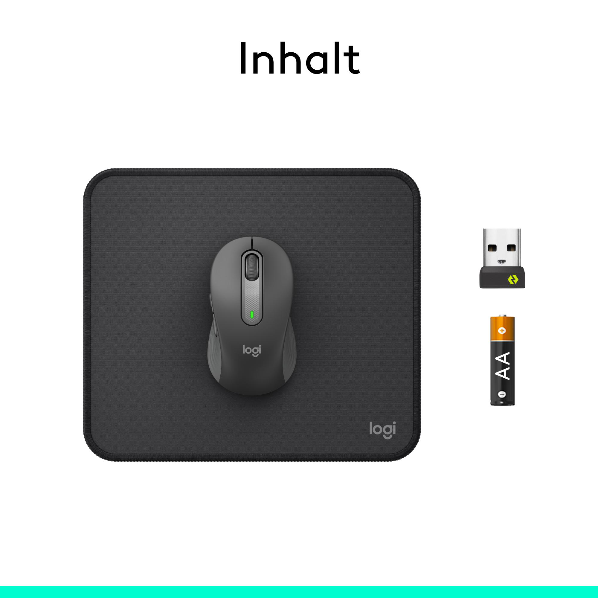 Eine graue Logi Maus auf einem Mauspad, daneben ein USB Empfänger und eine AA Batterie.