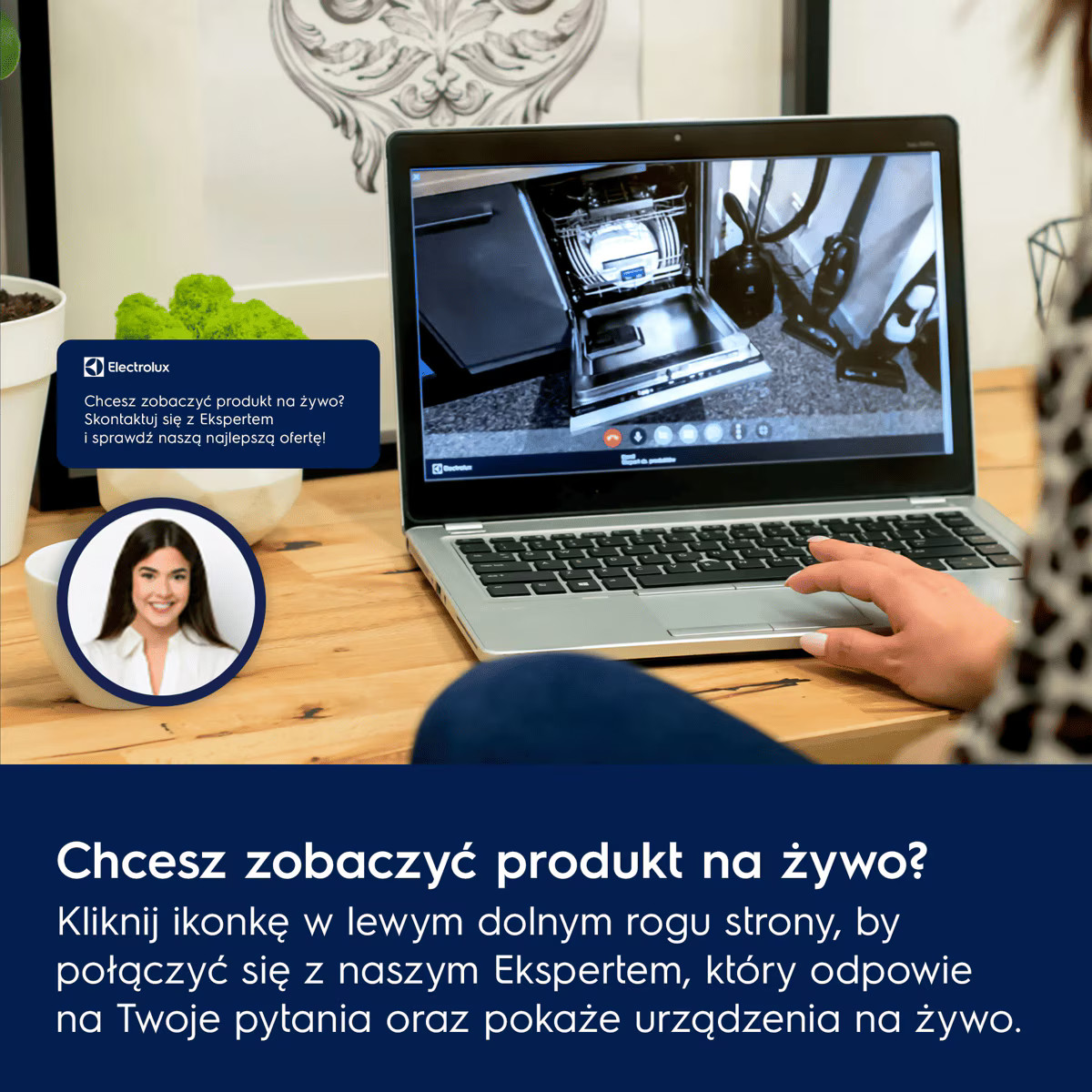 Laptop na drewnianym stole pokazuje wideorozmowę z kobietą, tekst zaprasza na ekspercką konsultację.