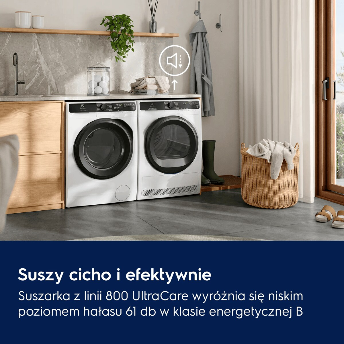 Biała pralka i suszarka w nowoczesnej pralni z drewnianymi szafkami i wiklinowym koszem.