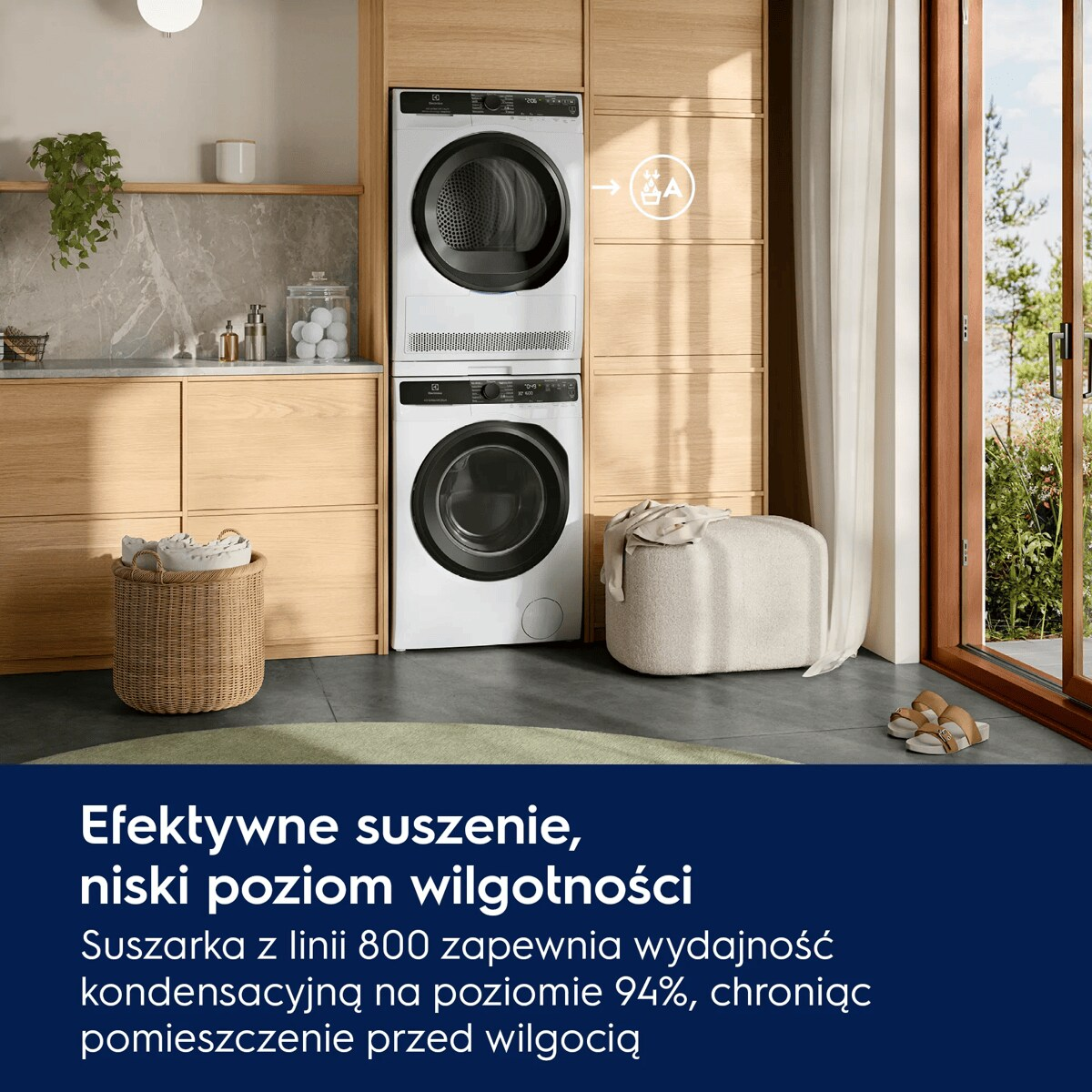 Zestaw pralki i suszarki w nowoczesnej drewnianej zabudowie z koszem na pranie i pufą.