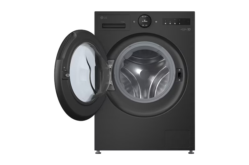 Lavadora de carga frontal LG negra con puerta abierta, pantalla digital y tambor de acero inoxidable sobre fondo blanco.