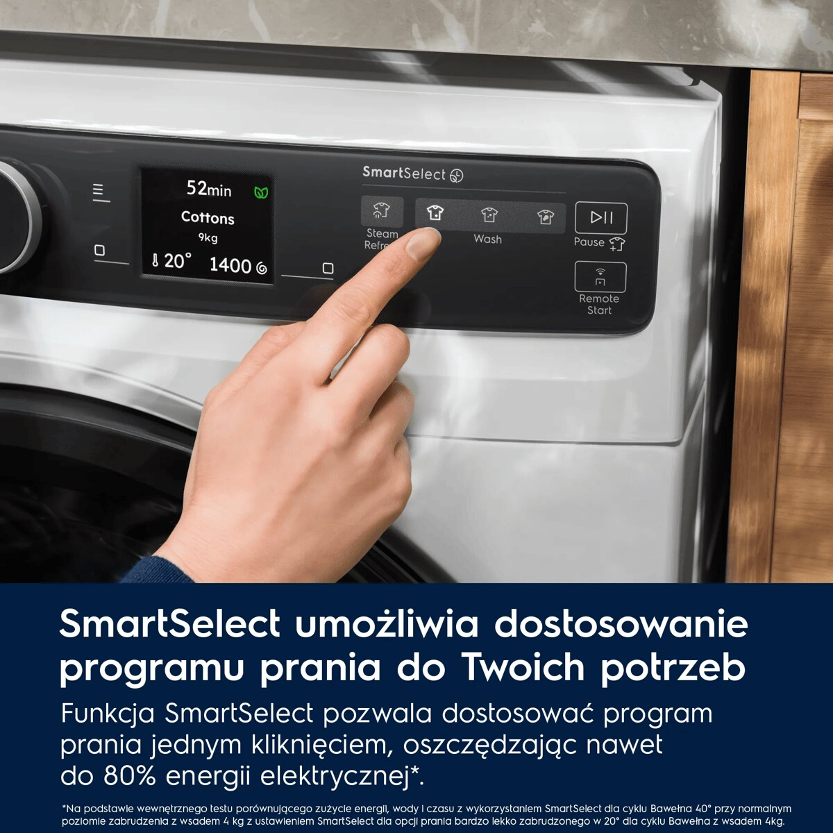 Dłoń dotyka wyświetlacza SmartSelect na białej pralce.