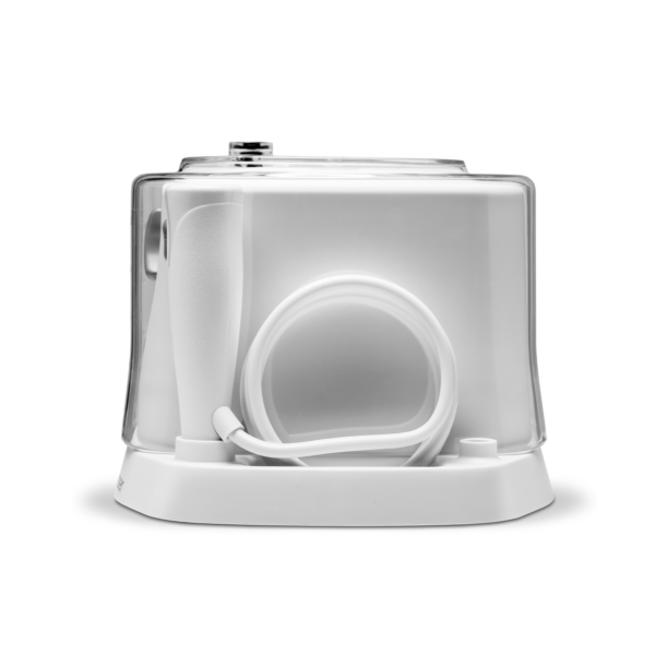 Un dispositivo médico blanco con carcasa transparente y manguera enrollada sobre fondo blanco.