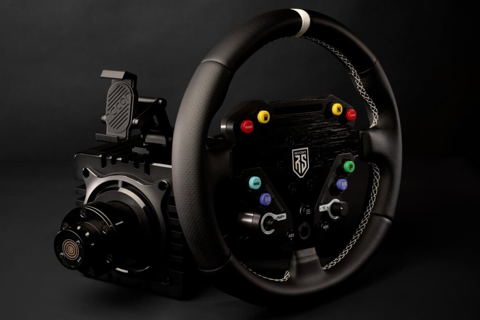 Un volante de simulación de carreras negro con botones de colores y una pantalla sobre fondo oscuro.