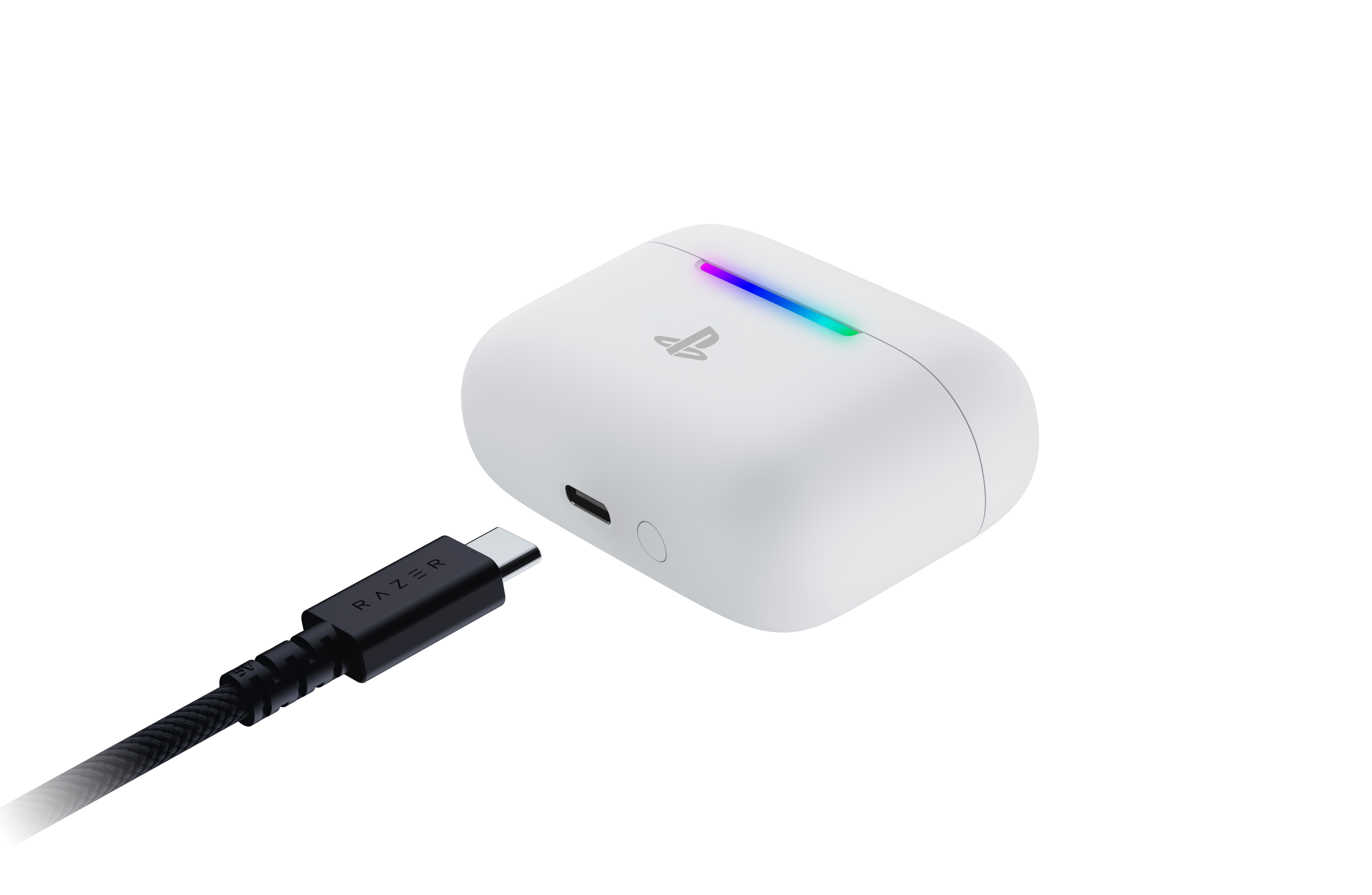Ein weißes PlayStation-In-Ear-Kopfhörer-Ladecase mit RGB-Licht und ein Razer USB-C-Kabel daneben.