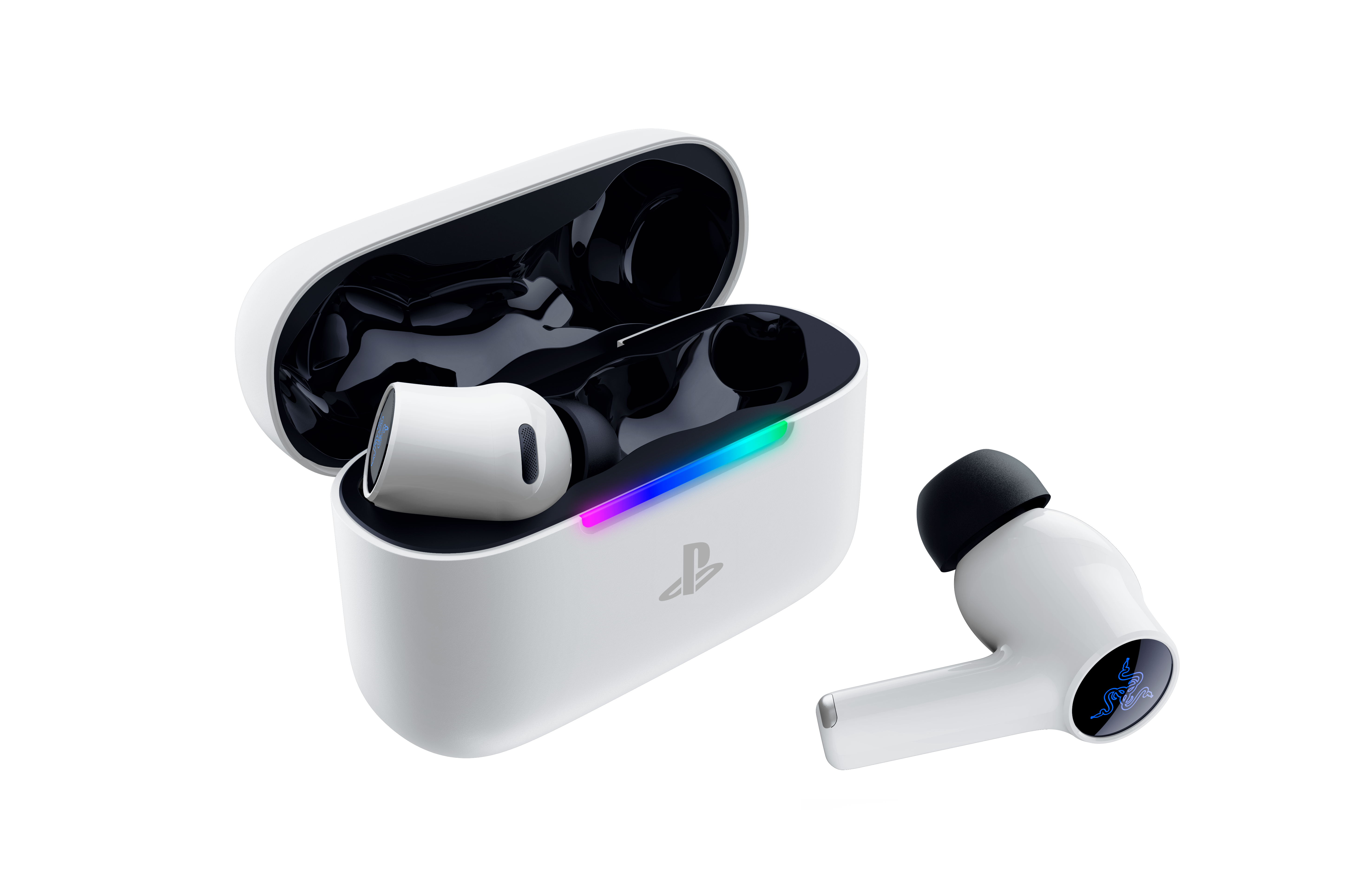 Weiße PlayStation Ohrhörer in einer Ladeschale mit RGB-Beleuchtung und ein einzelner Ohrhörer daneben auf weißem Grund.