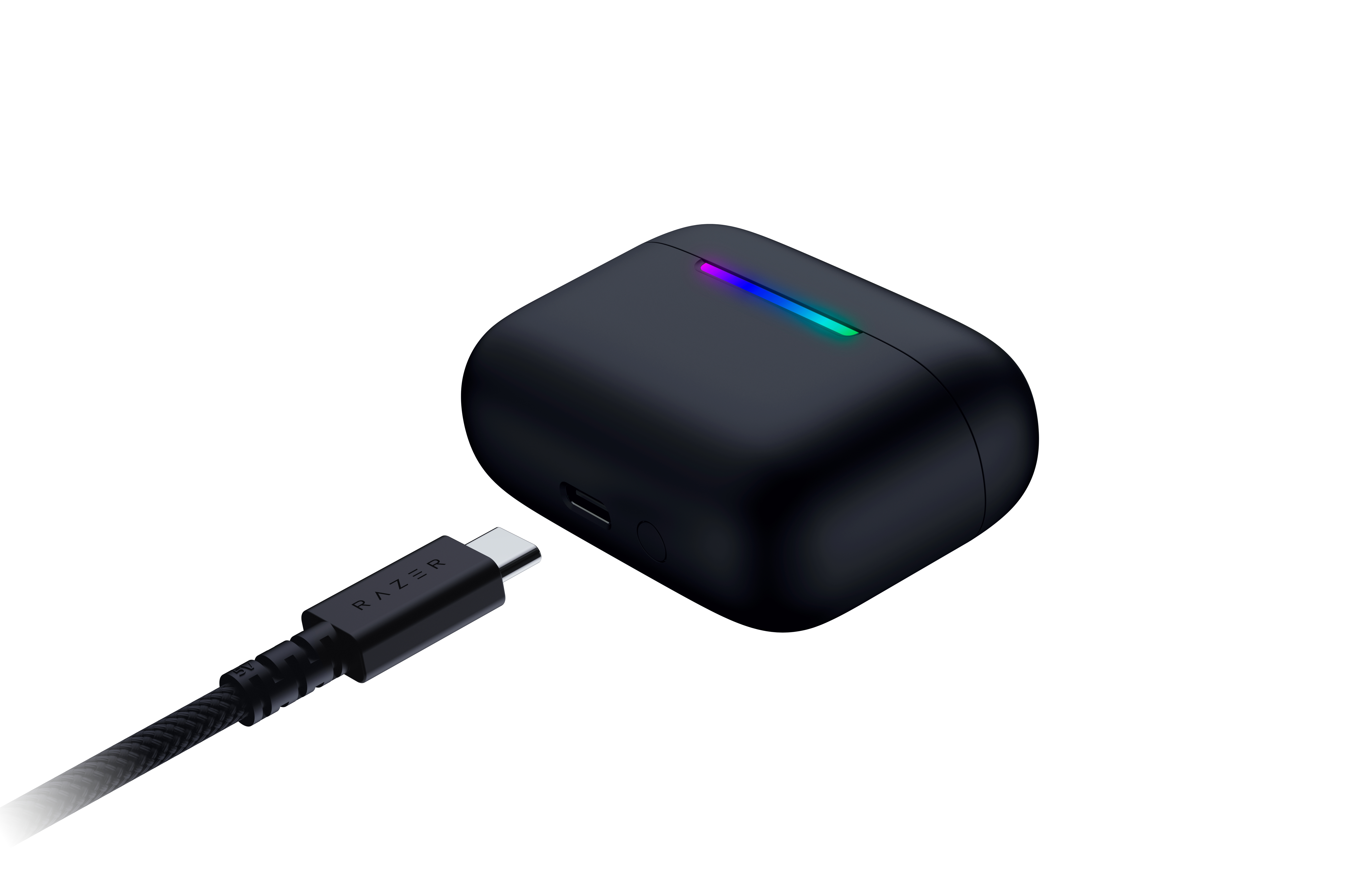 Schwarzes Razer-Ladeetui mit RGB-LED und USB-C-Kabel vor weißem Hintergrund.