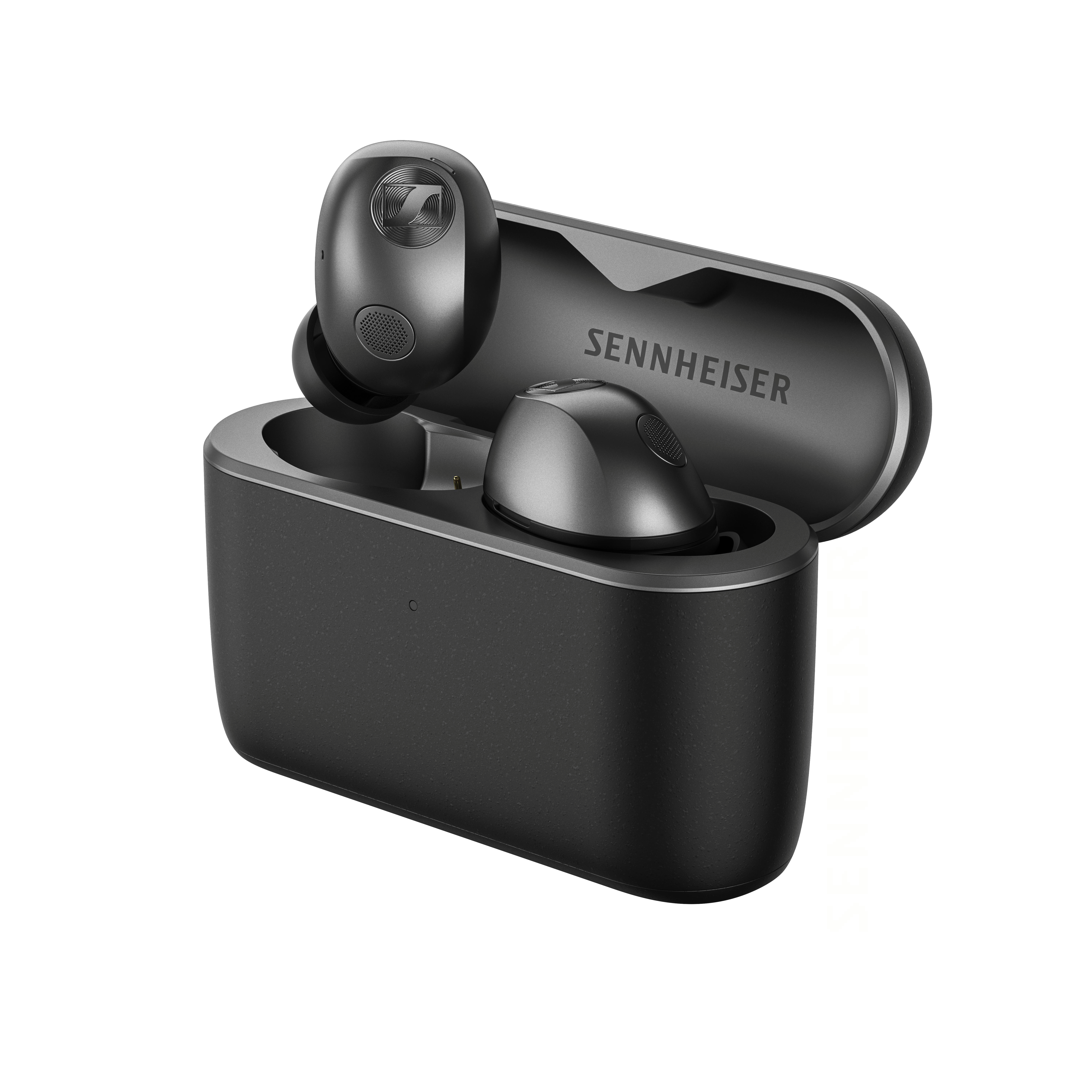 Schwarze Sennheiser-In-Ear-Kopfhörer in geöffnetem Ladeetui mit Markenlogo auf weißem Hintergrund.