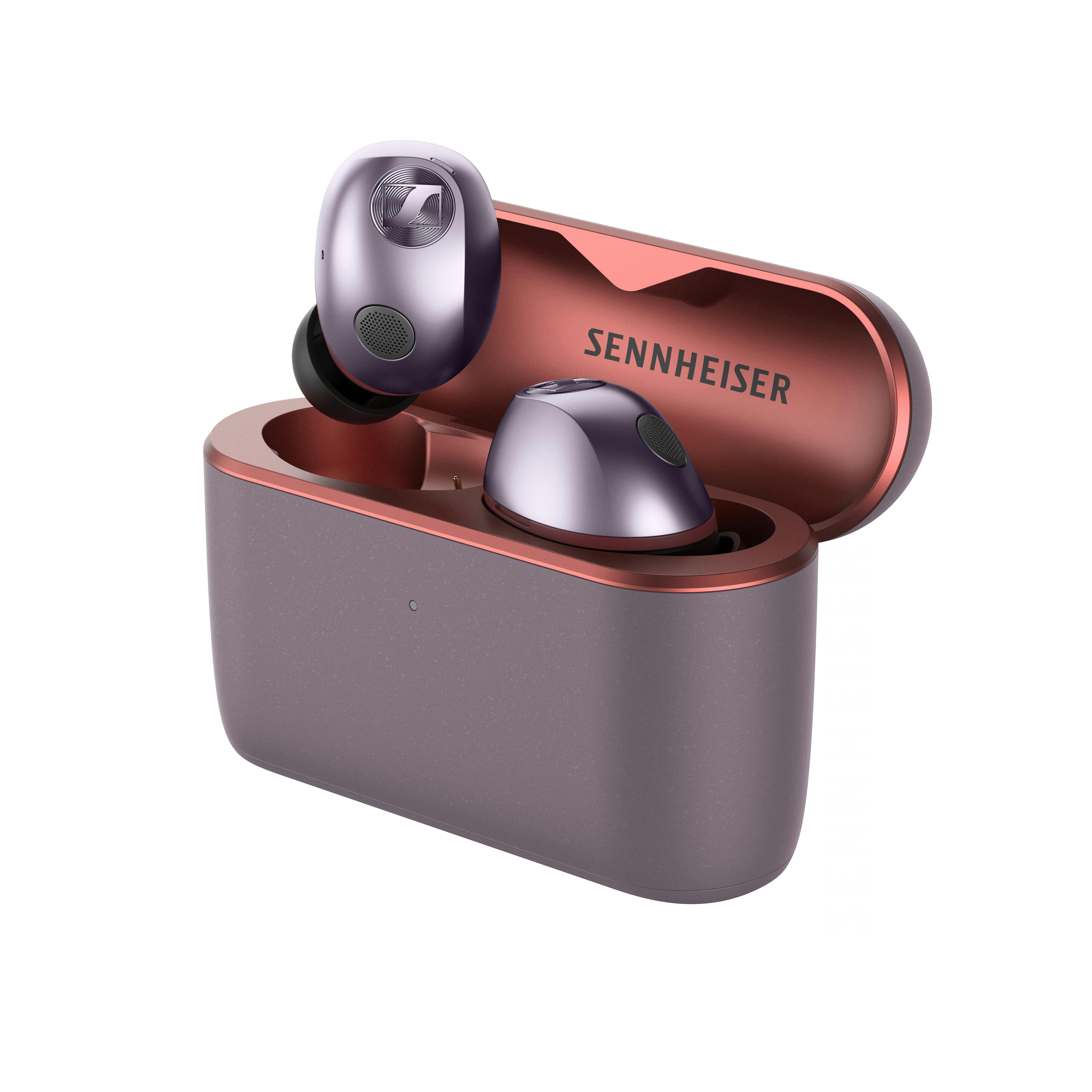 Sennheiser kabellose In-Ear-Kopfhörer in metallic-lila im geöffneten Ladecase vor weißem Hintergrund.