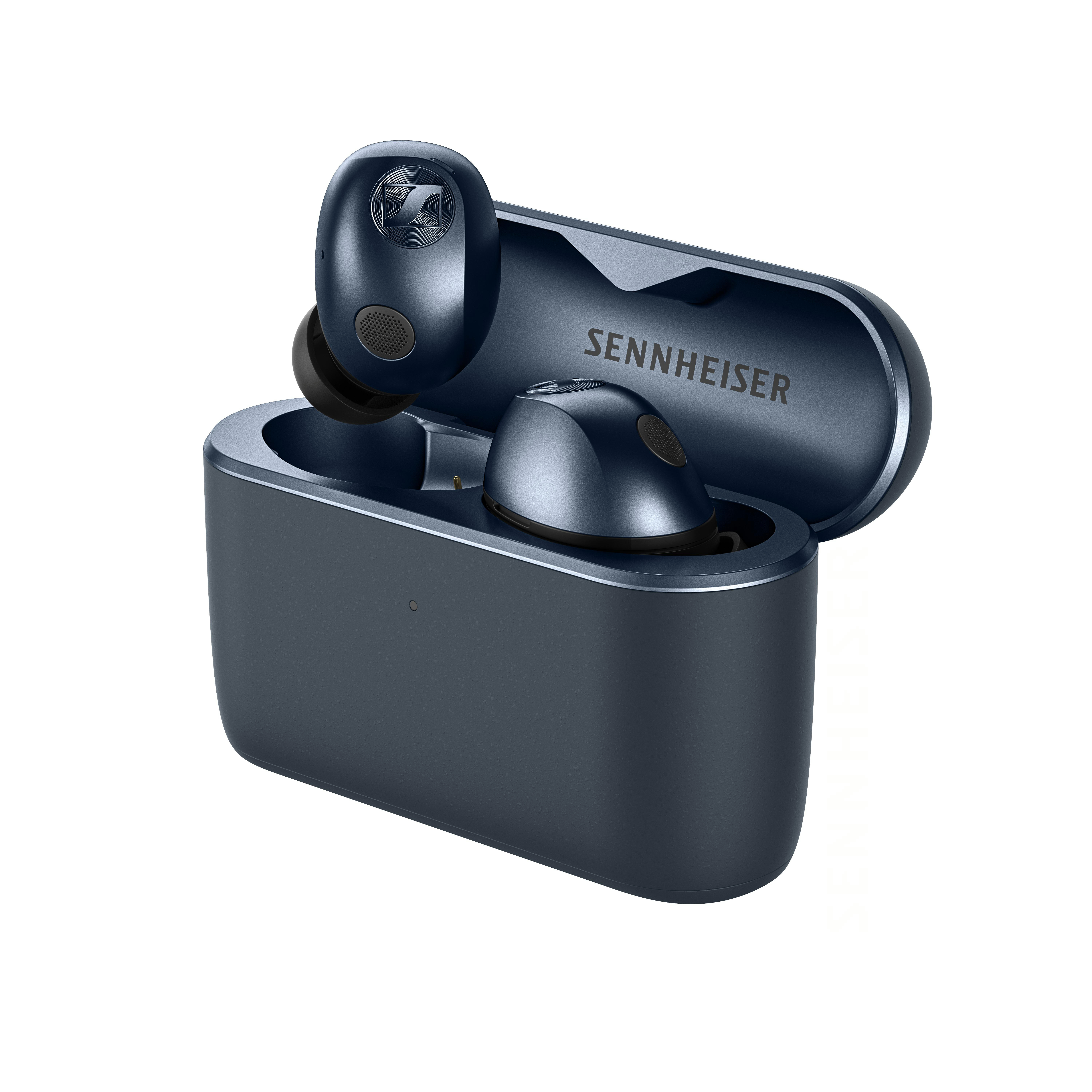 Dunkelblaue Sennheiser In-Ear-Kopfhörer in Ladecase auf weißem Grund.