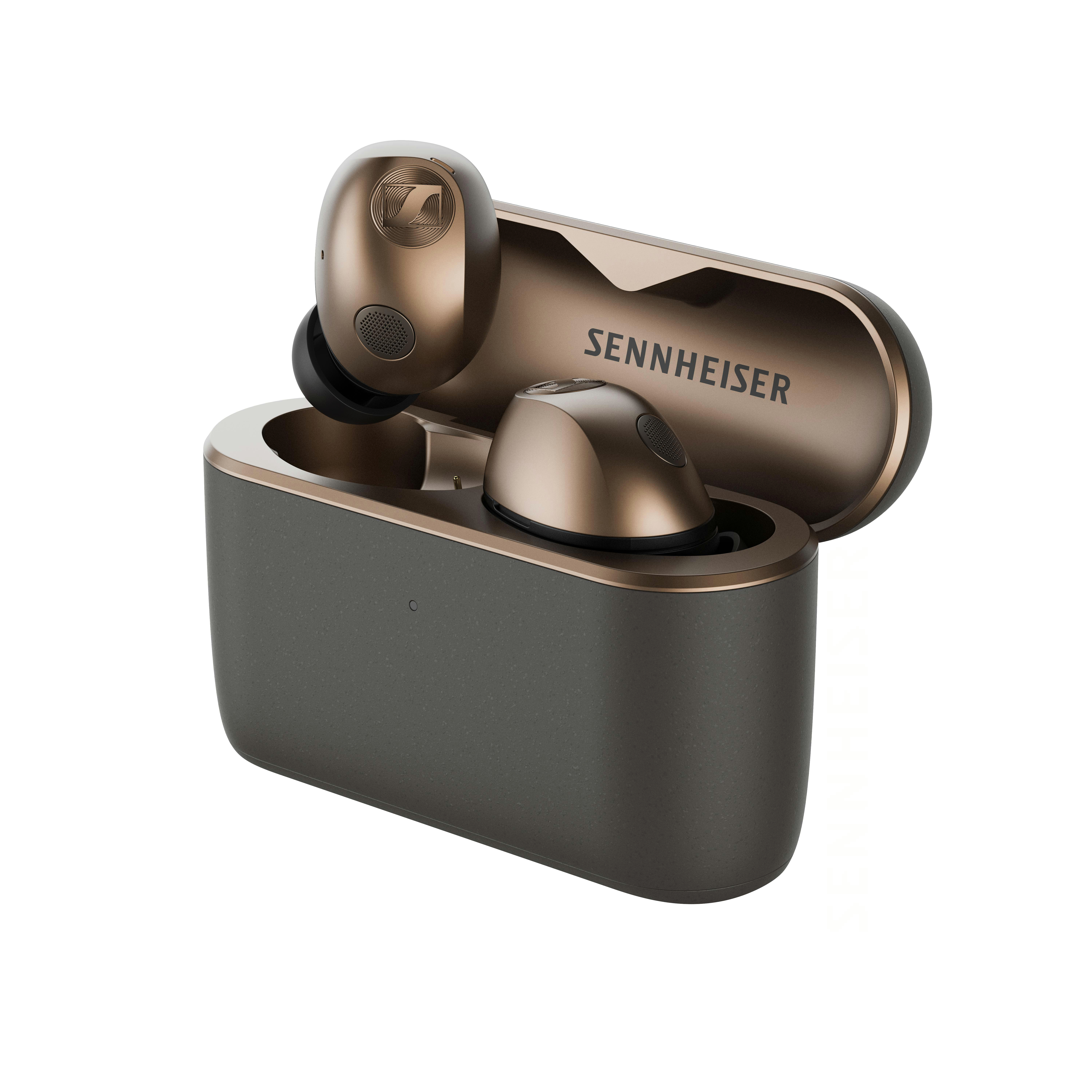 Goldene Sennheiser In-Ear-Kopfhörer in einer offenen grauen Ladebox.