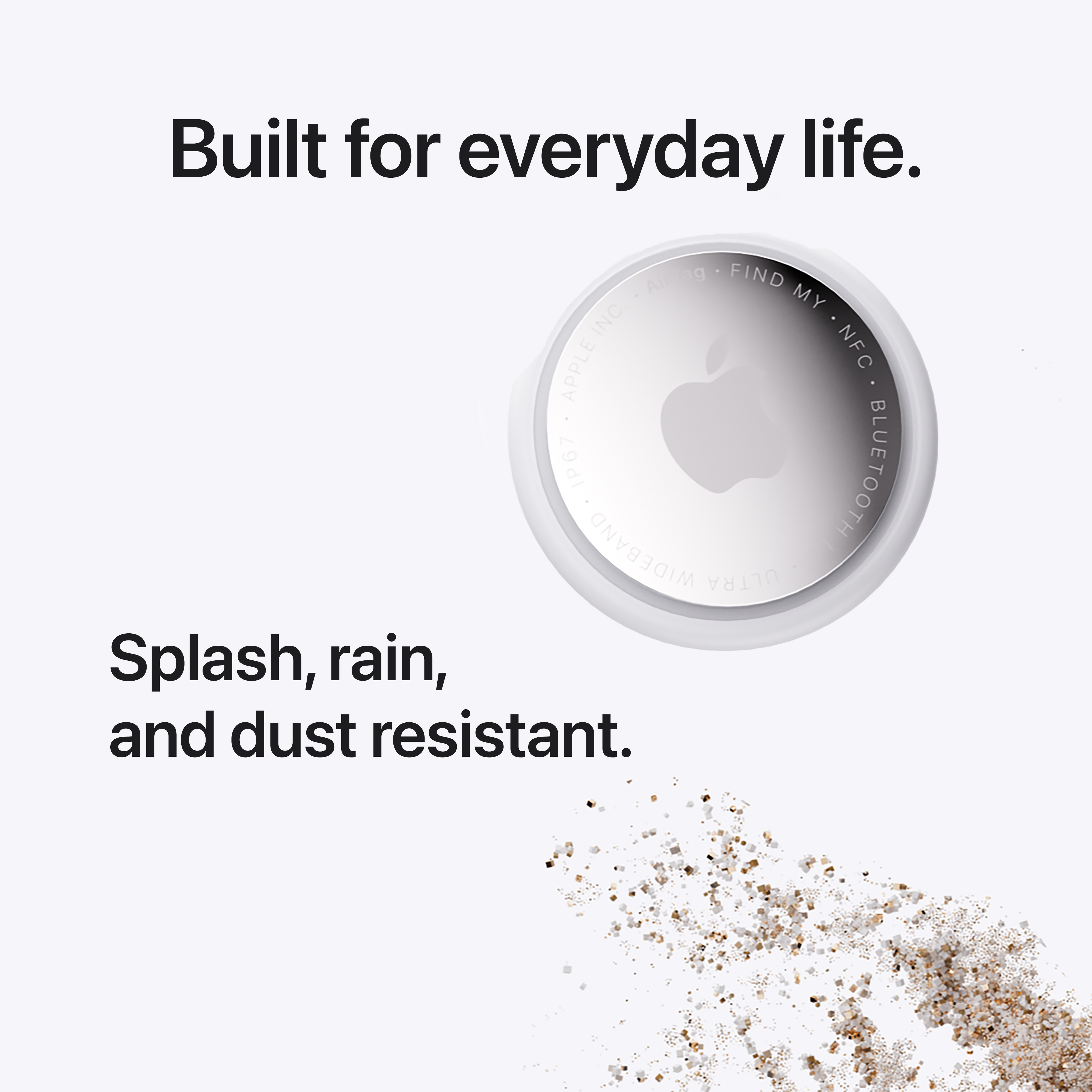 Ein Apple AirTag auf weißem Hintergrund mit Text über Wasser- und Staubresistenz sowie goldenen Staubpartikeln.