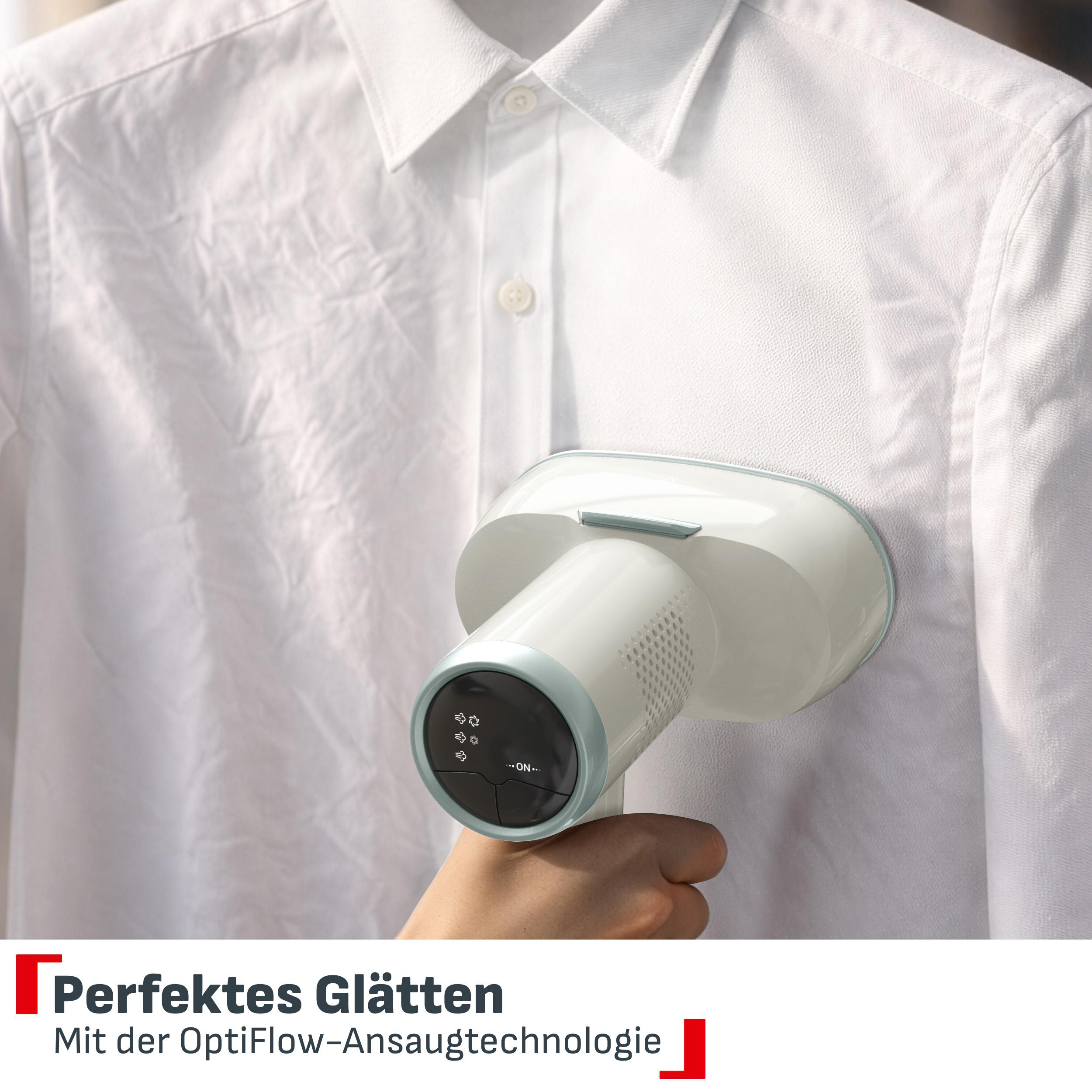 Hand hält einen weißen Handdampfglätter, der auf ein zerknittertes weißes Hemd gerichtet ist.