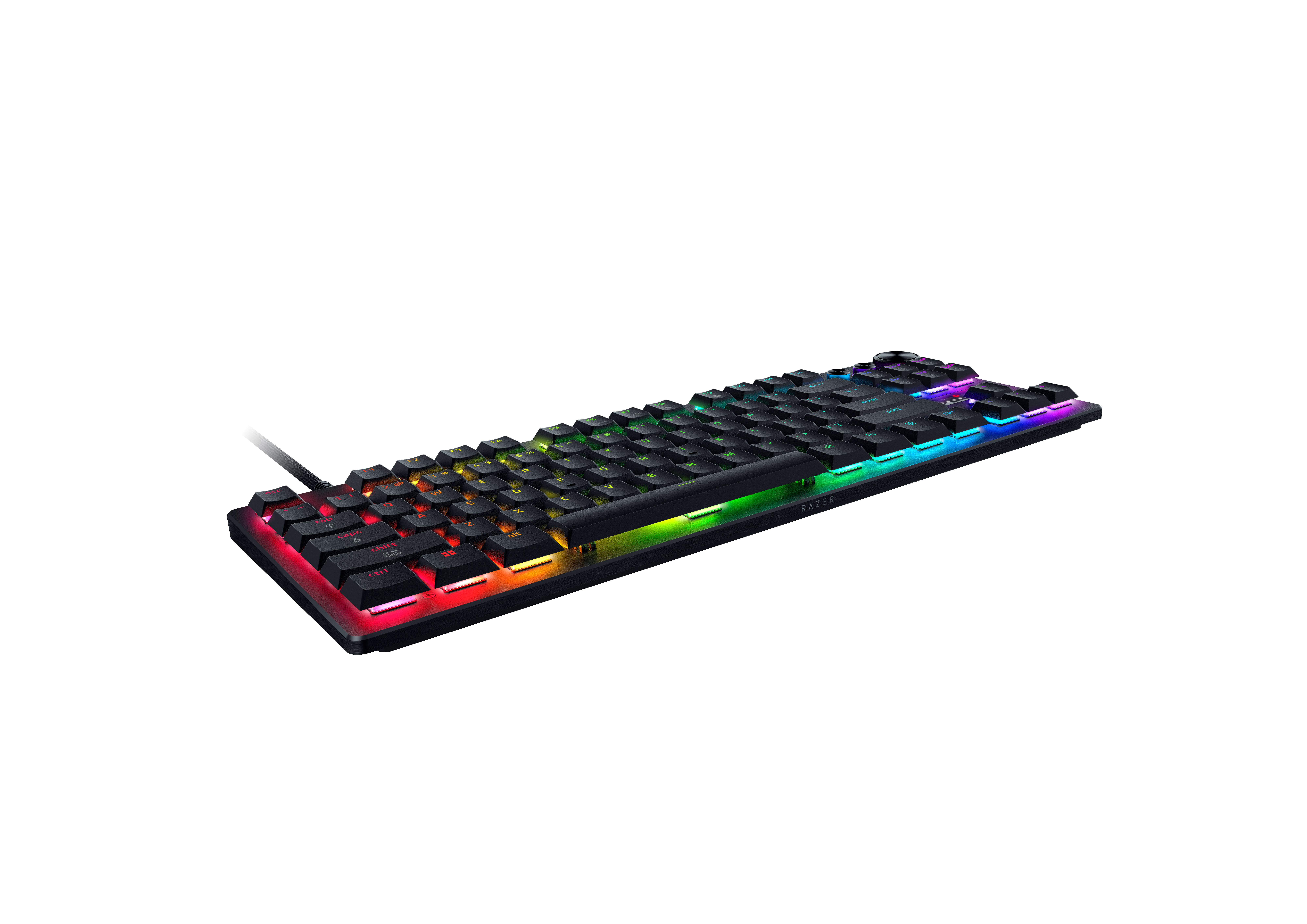 Eine schwarze mechanische Tastatur mit lebendiger RGB-Hintergrundbeleuchtung, isoliert auf einem weißen Hintergrund.