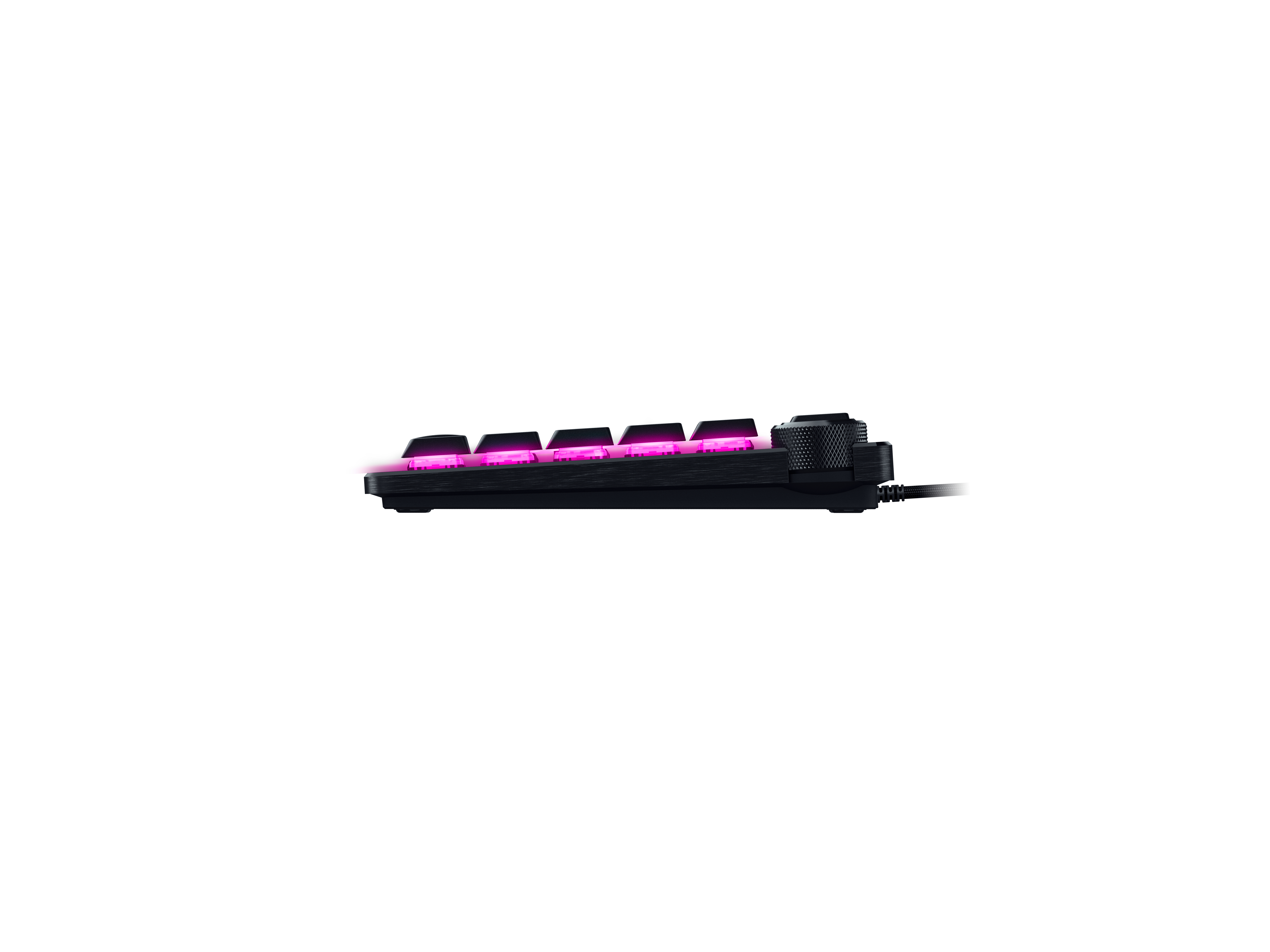 Eine schwarze Tastatur von der Seite, beleuchtet mit lebendigem pinkfarbenen LED-Licht.