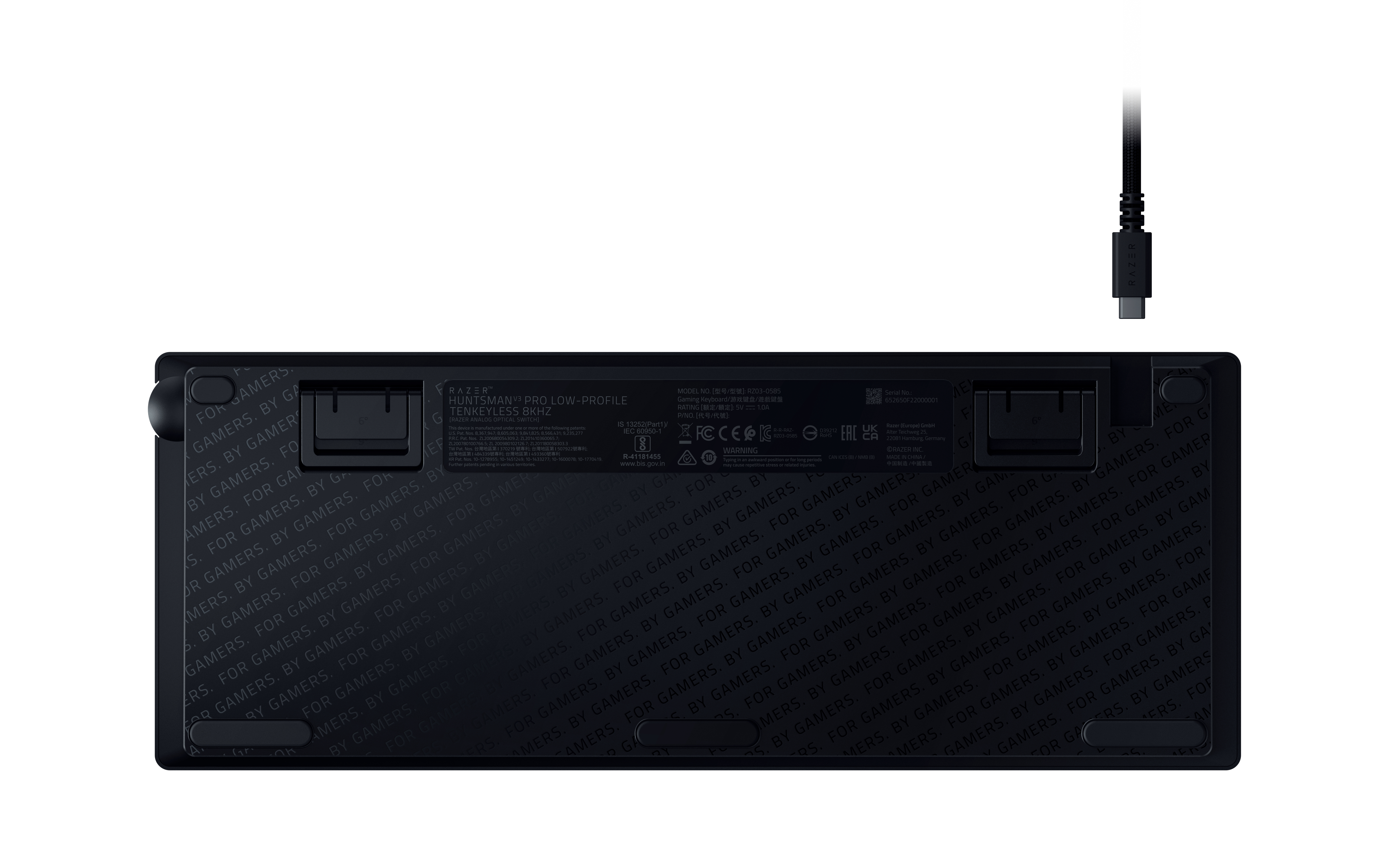 Unterseite einer schwarzen Razer-Tastatur mit Textmuster und separatem USB-Kabel.